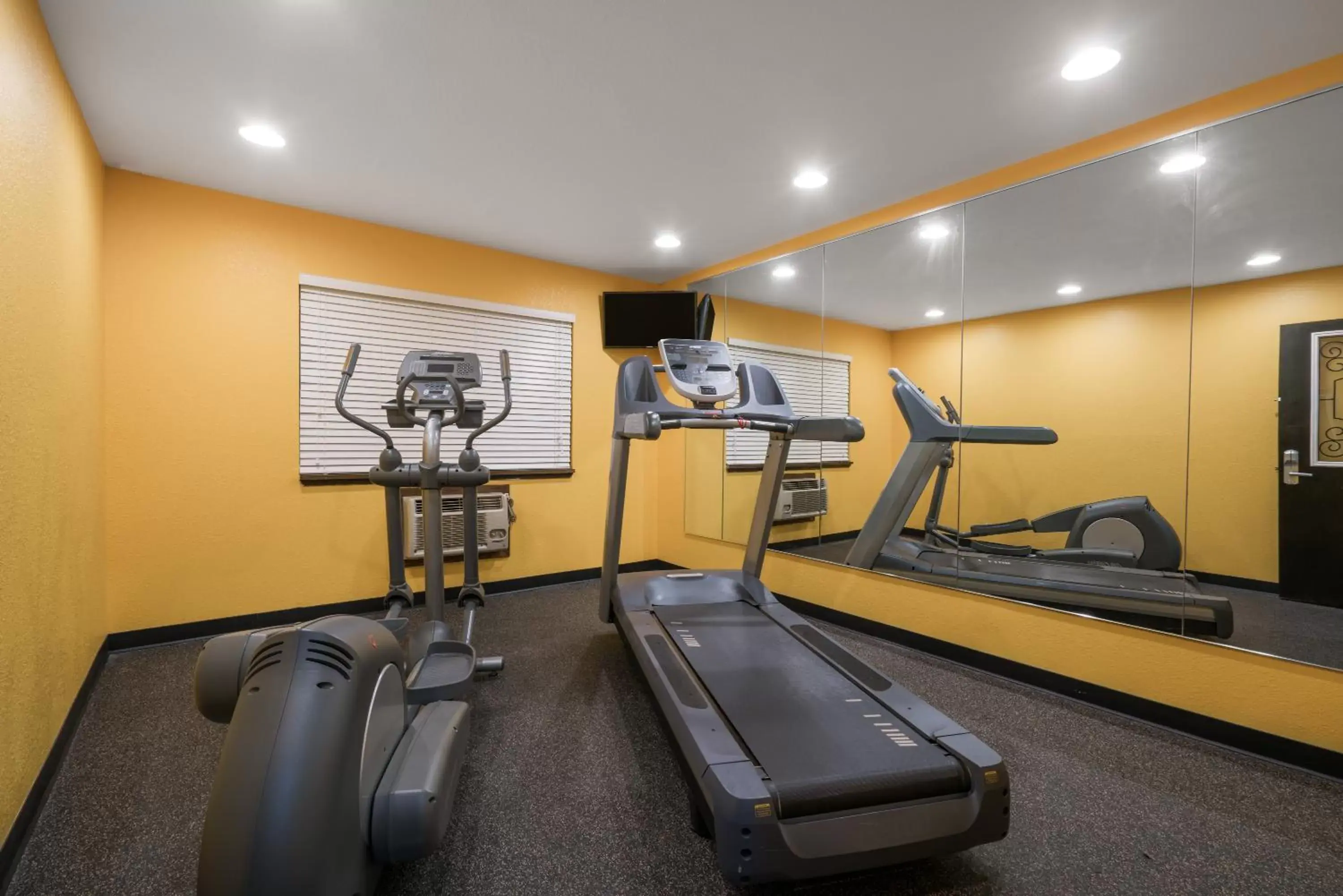 Fitness Center/Facilities in Super 8 by Wyndham Rochester Mayo Clinic Area