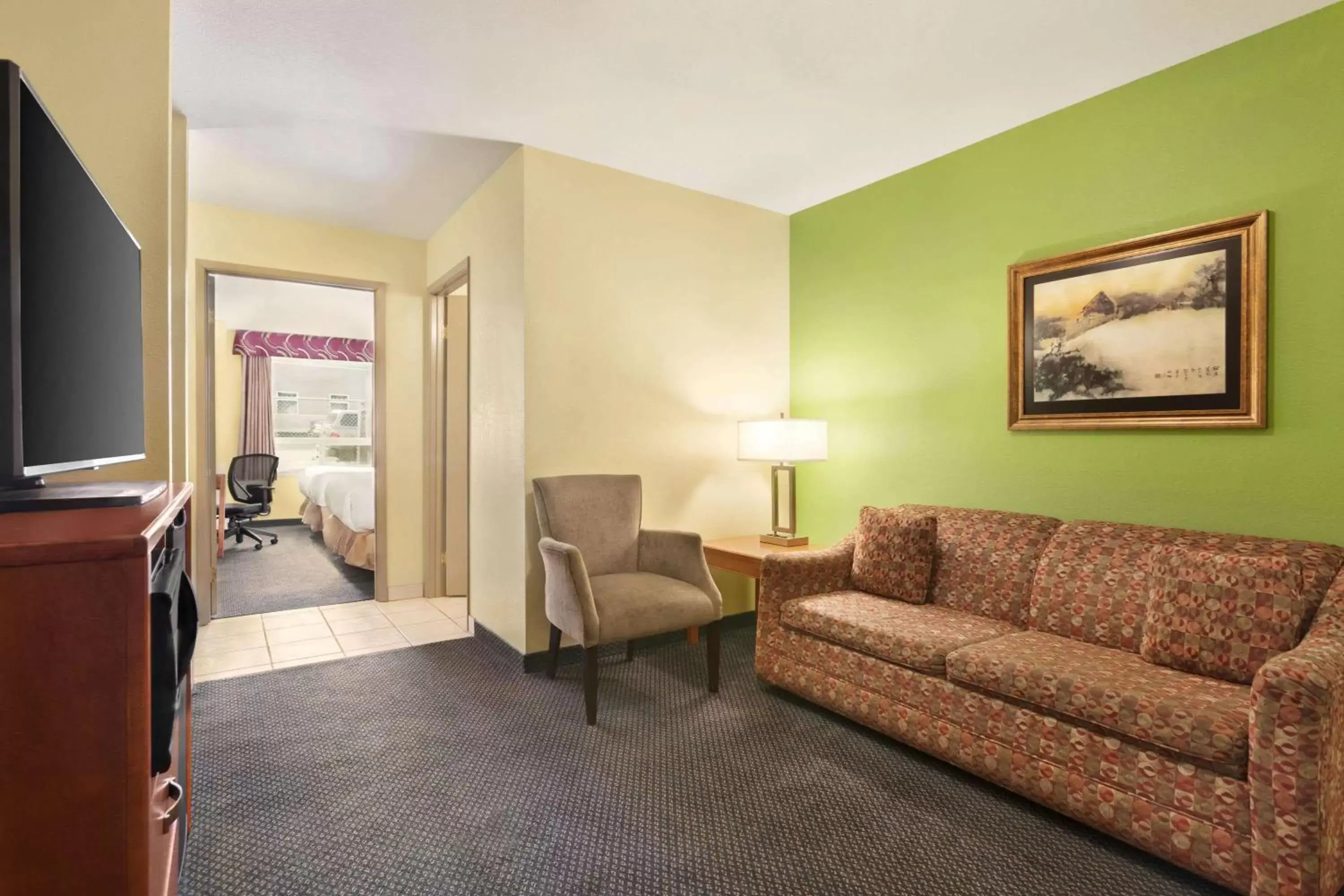 Photo of the whole room, Seating Area in Days Inn & Suites by Wyndham Thompson