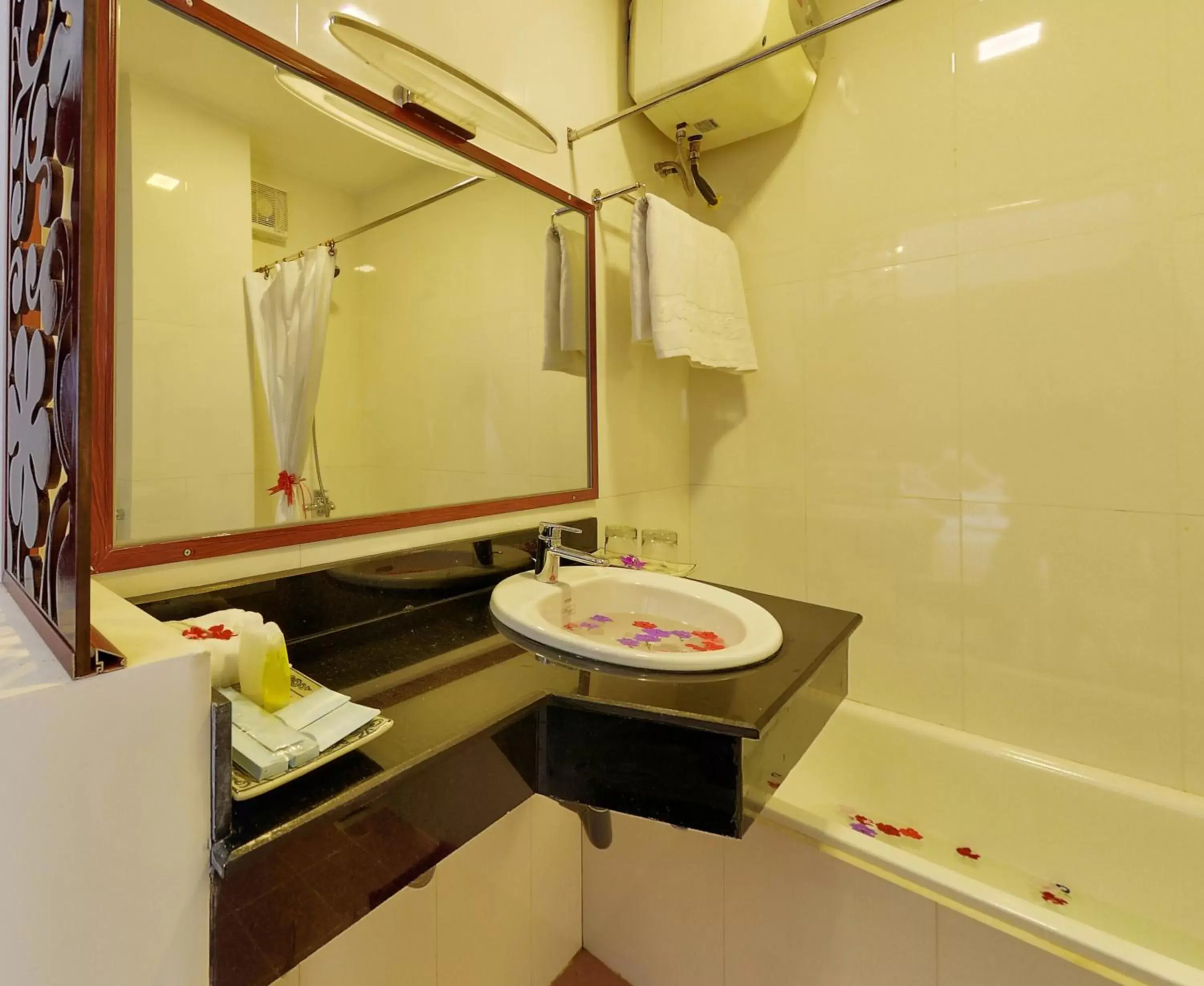 Bathroom in Hai Yen Hotel