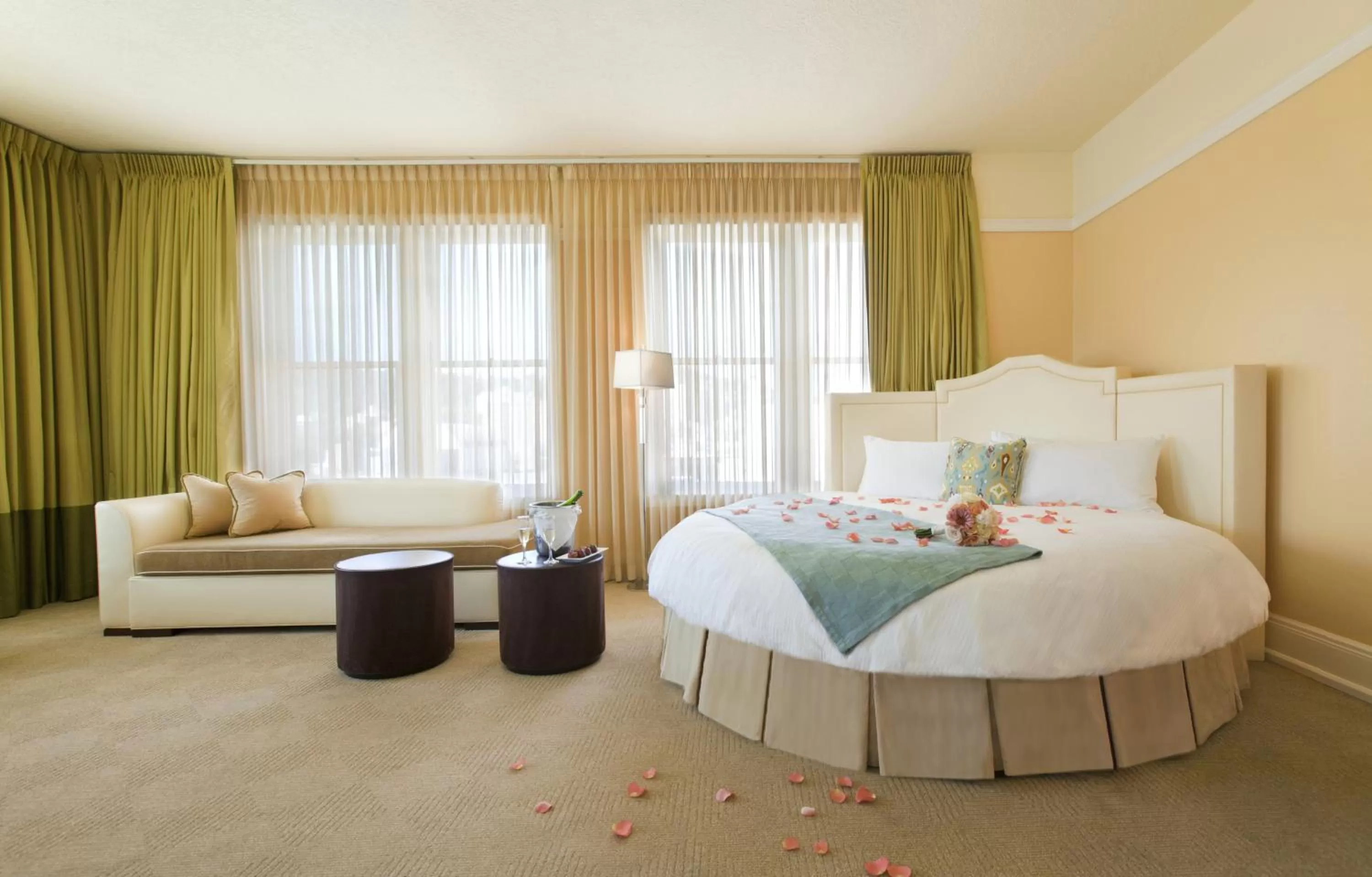 Photo of the whole room, Bed in Hotel DeLuxe