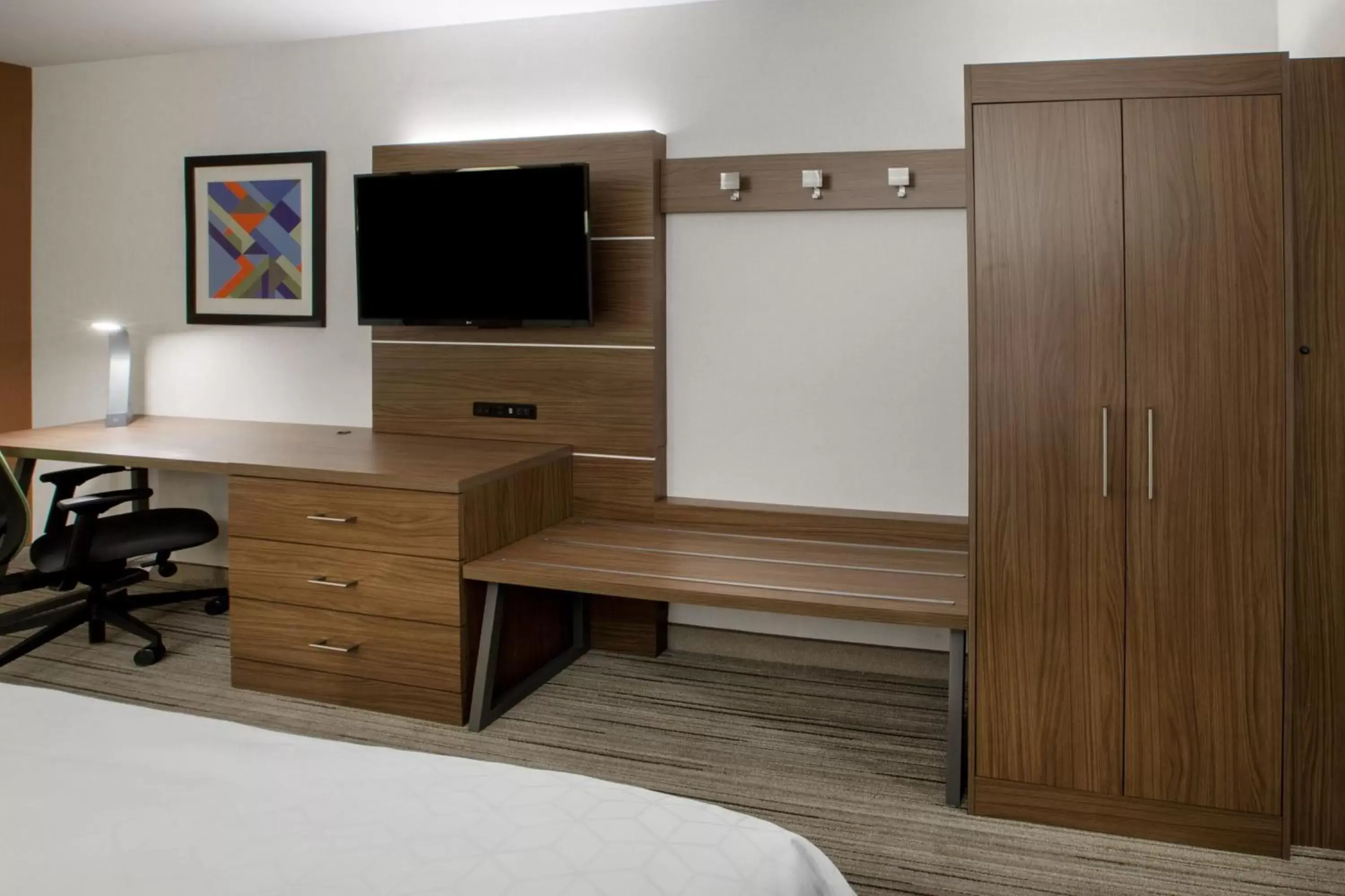 Bedroom, TV/Entertainment Center in Holiday Inn Express & Suites Allen Park, an IHG Hotel