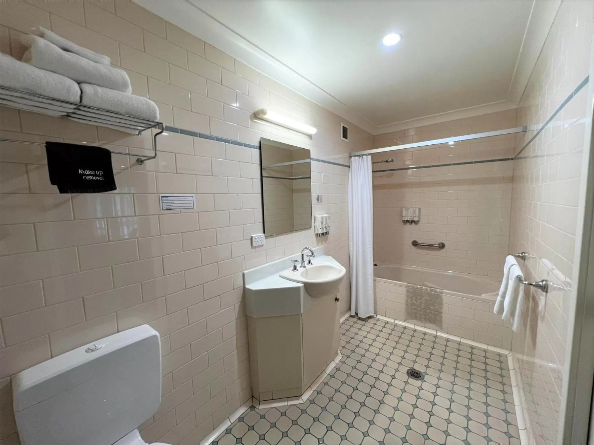 Triple Room with Bath - single occupancy in Tumbarumba Motel & Elms Restaurant