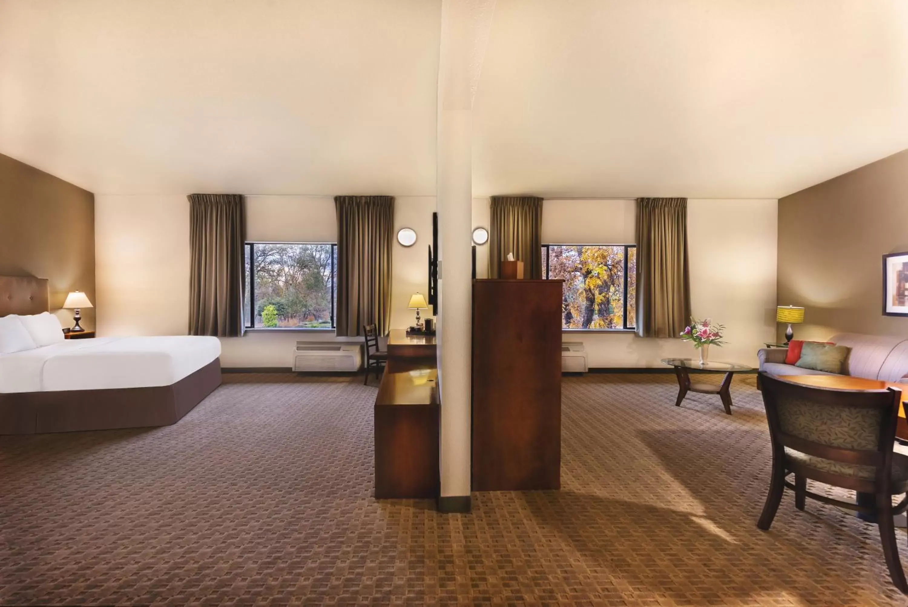 Bedroom, Bed in Gaia Hotel & Spa Redding, an Ascend Collection Hotel Bedroom, Bed in Gaia Hotel & Spa Redding, an Ascend Collection Hotel