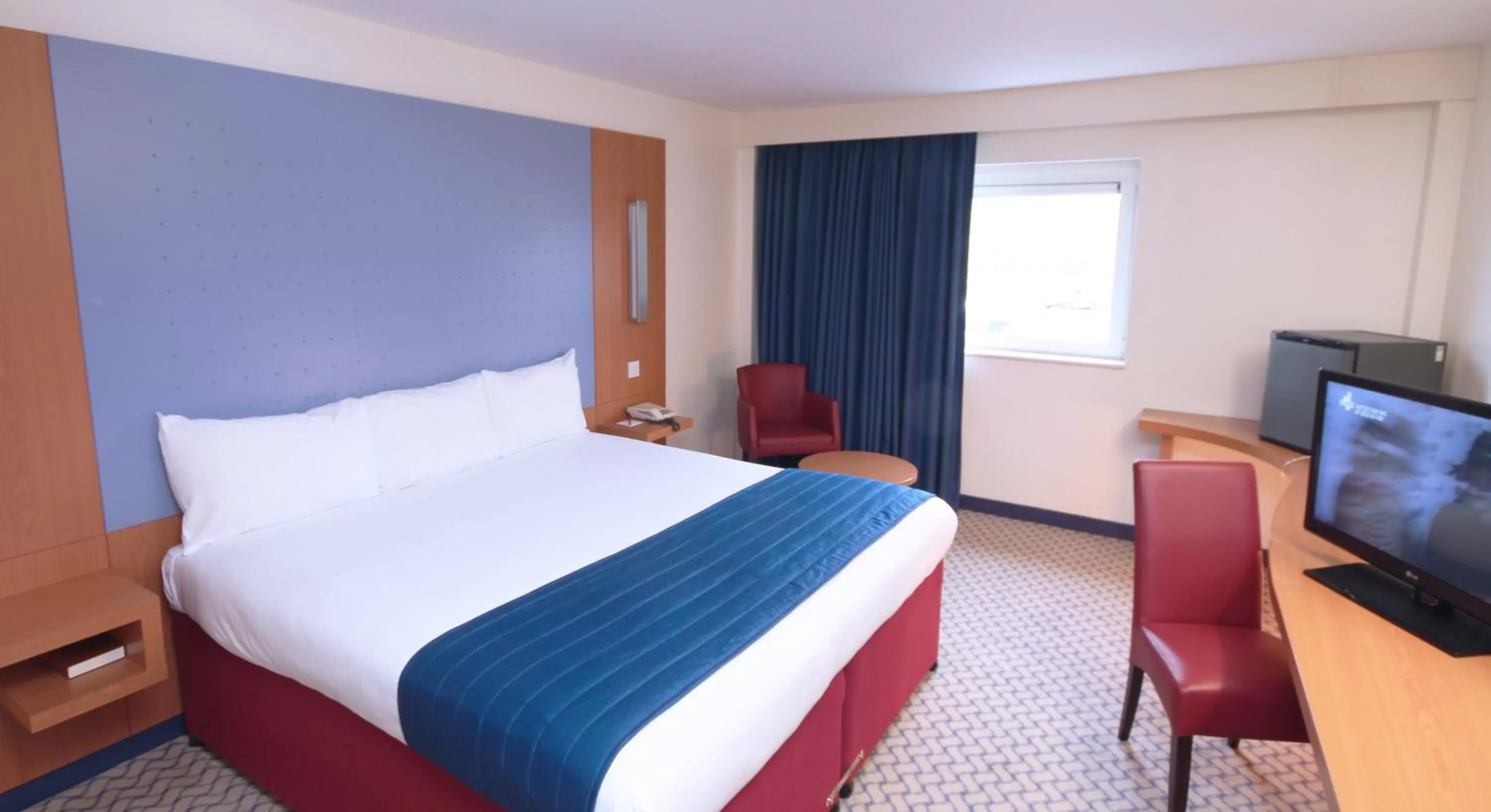 Bedroom, Bed in Ramada London North
