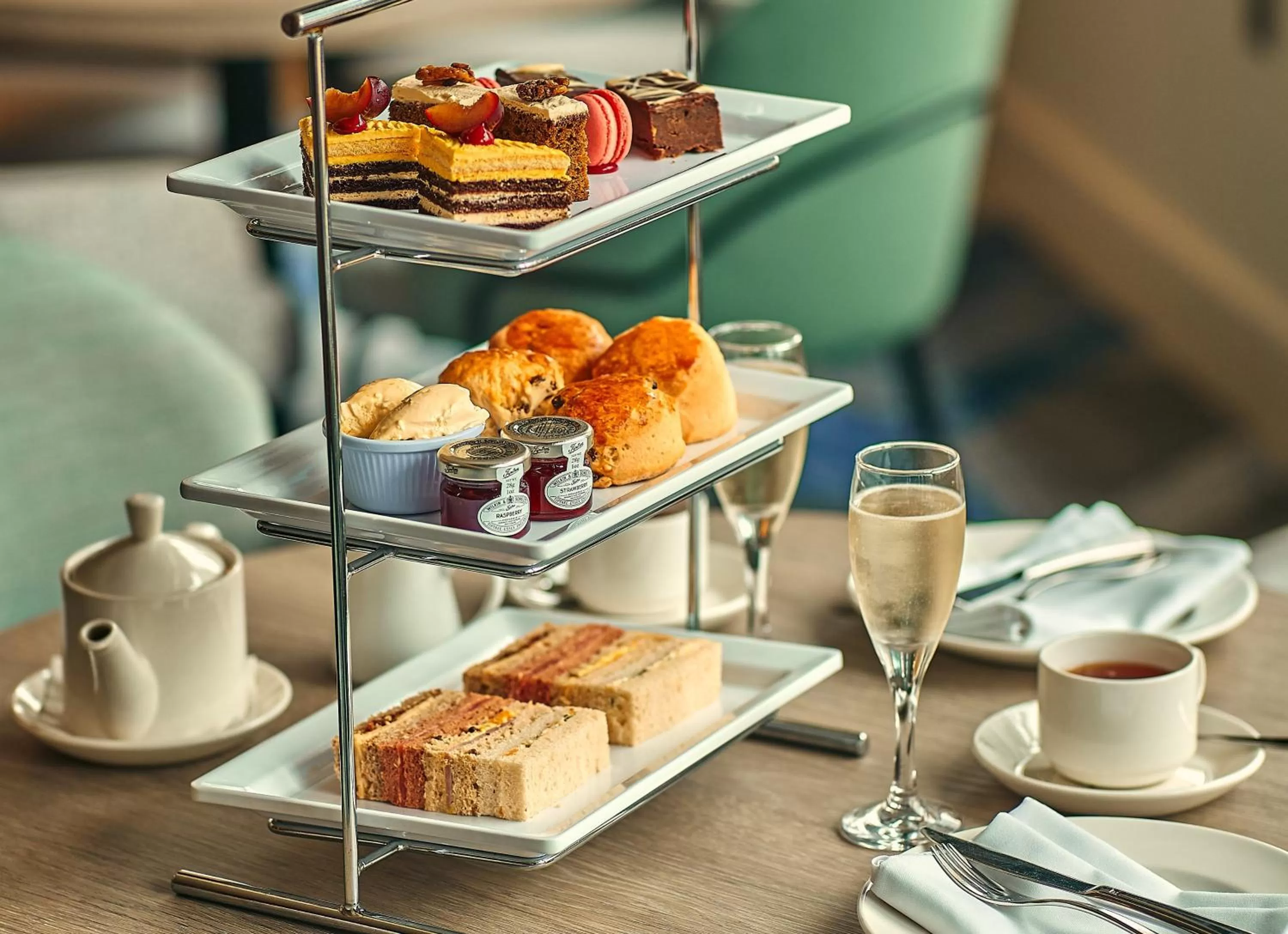 Lounge or bar in Crowne Plaza Reading