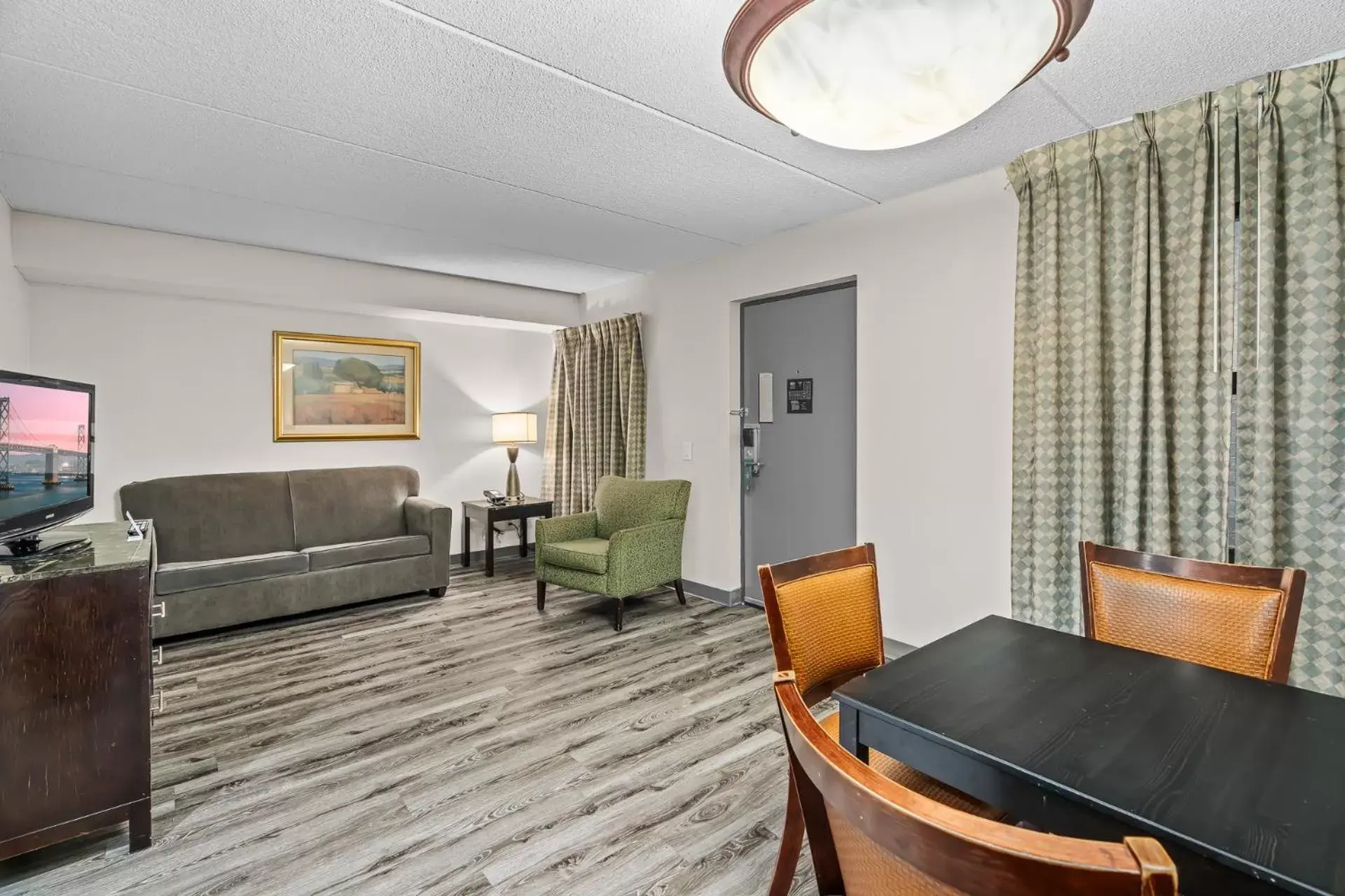 Living room, Seating Area in Quality Inn & Suites Mall of America - MSP Airport