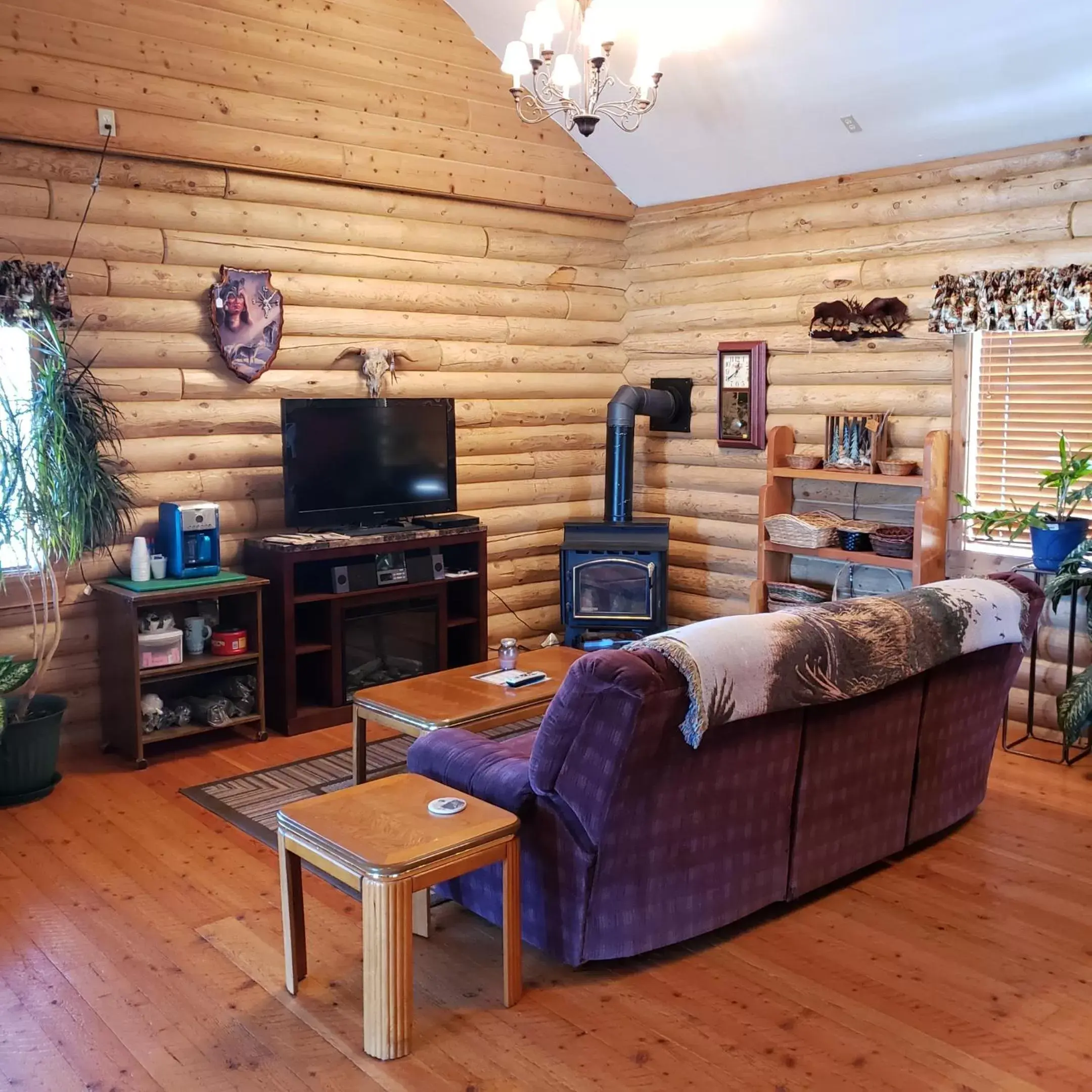 Lobby or reception, Seating Area in Wolf Den Log Cabin Motel and RV Park