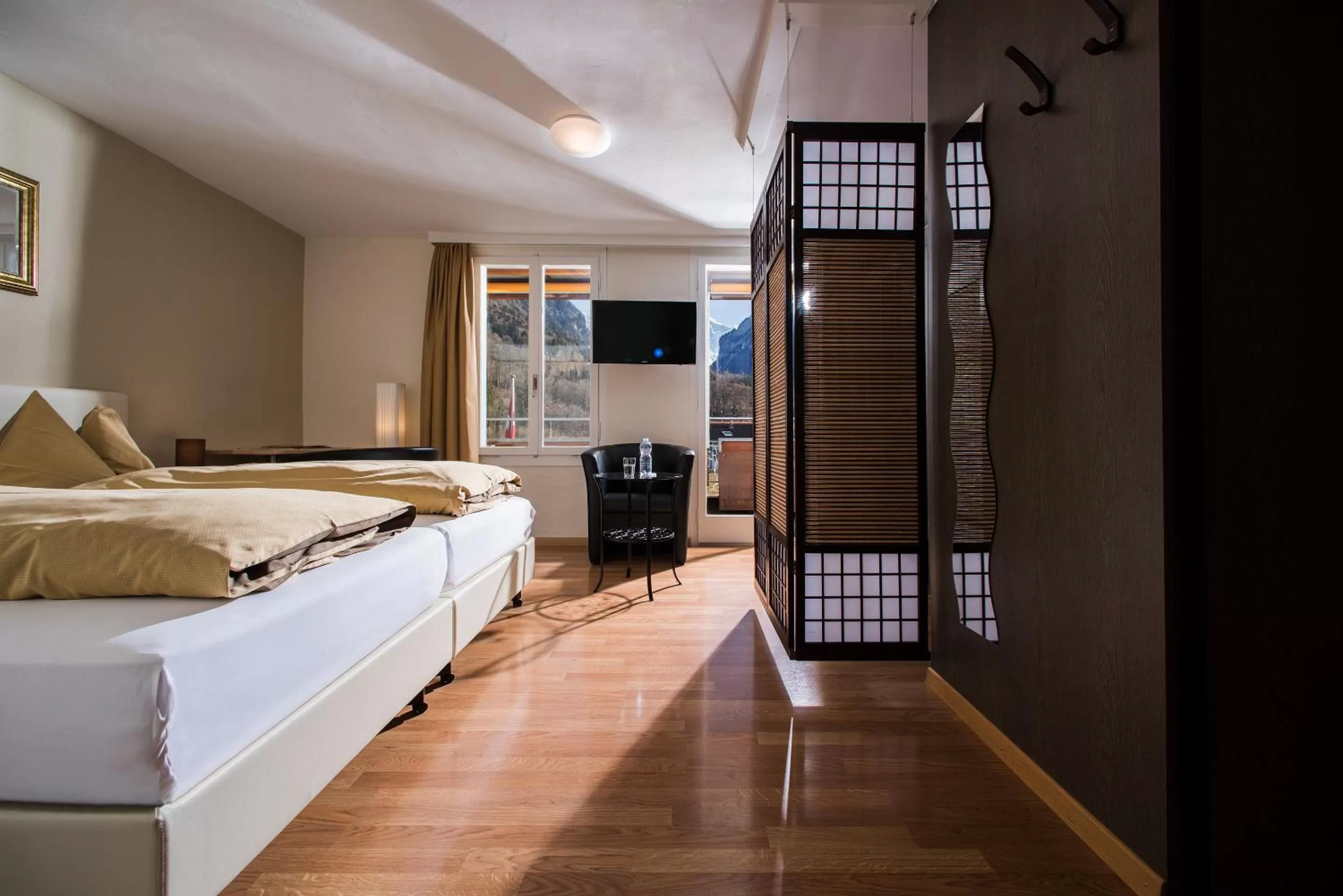 Balcony/Terrace, Bed in Jungfrau Hotel