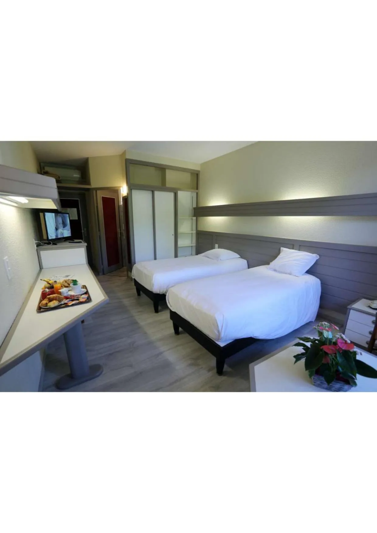 Bedroom, Bed in Hôtel Belleville