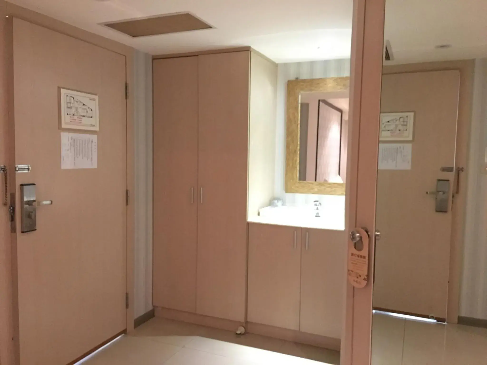 Bedroom, Bathroom in Daylight Hotel