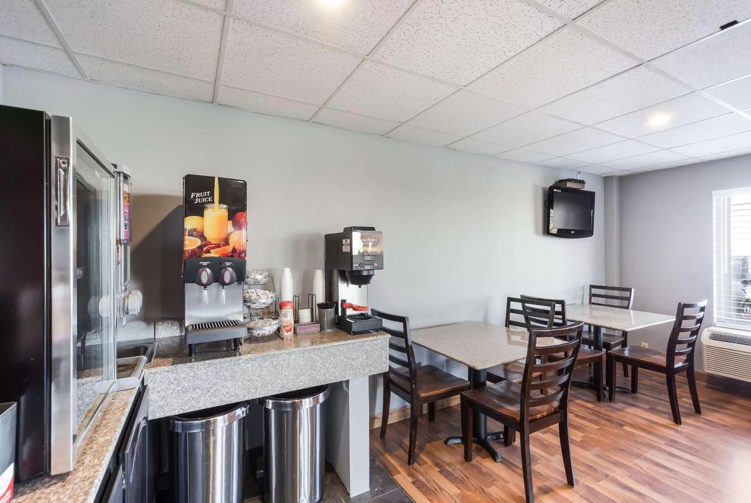 Restaurant/places to eat in Rodeway Inn University District