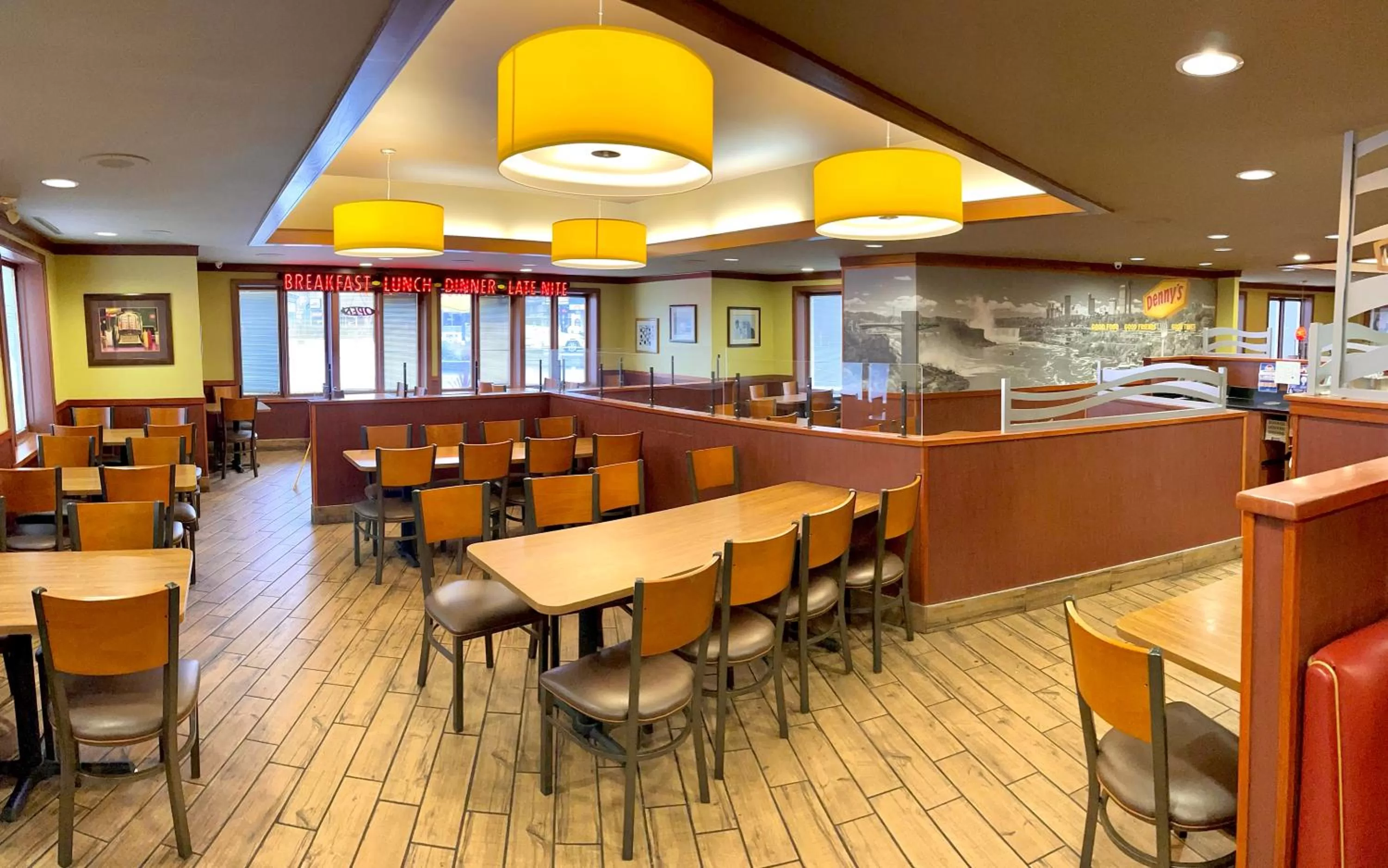 Restaurant/places to eat in Howard Johnson Plaza by Wyndham by the Falls Niagara Falls