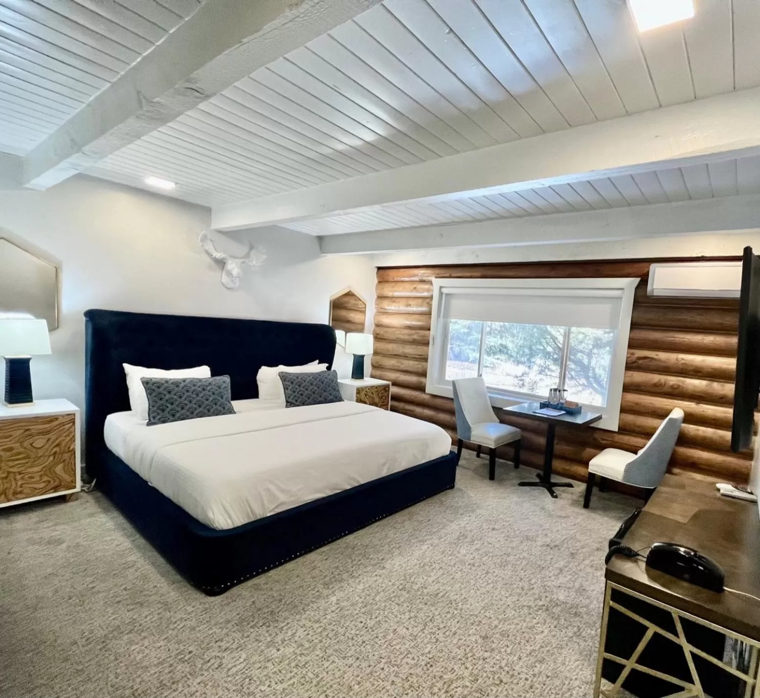 Bed in Alaskan Inn and Spa