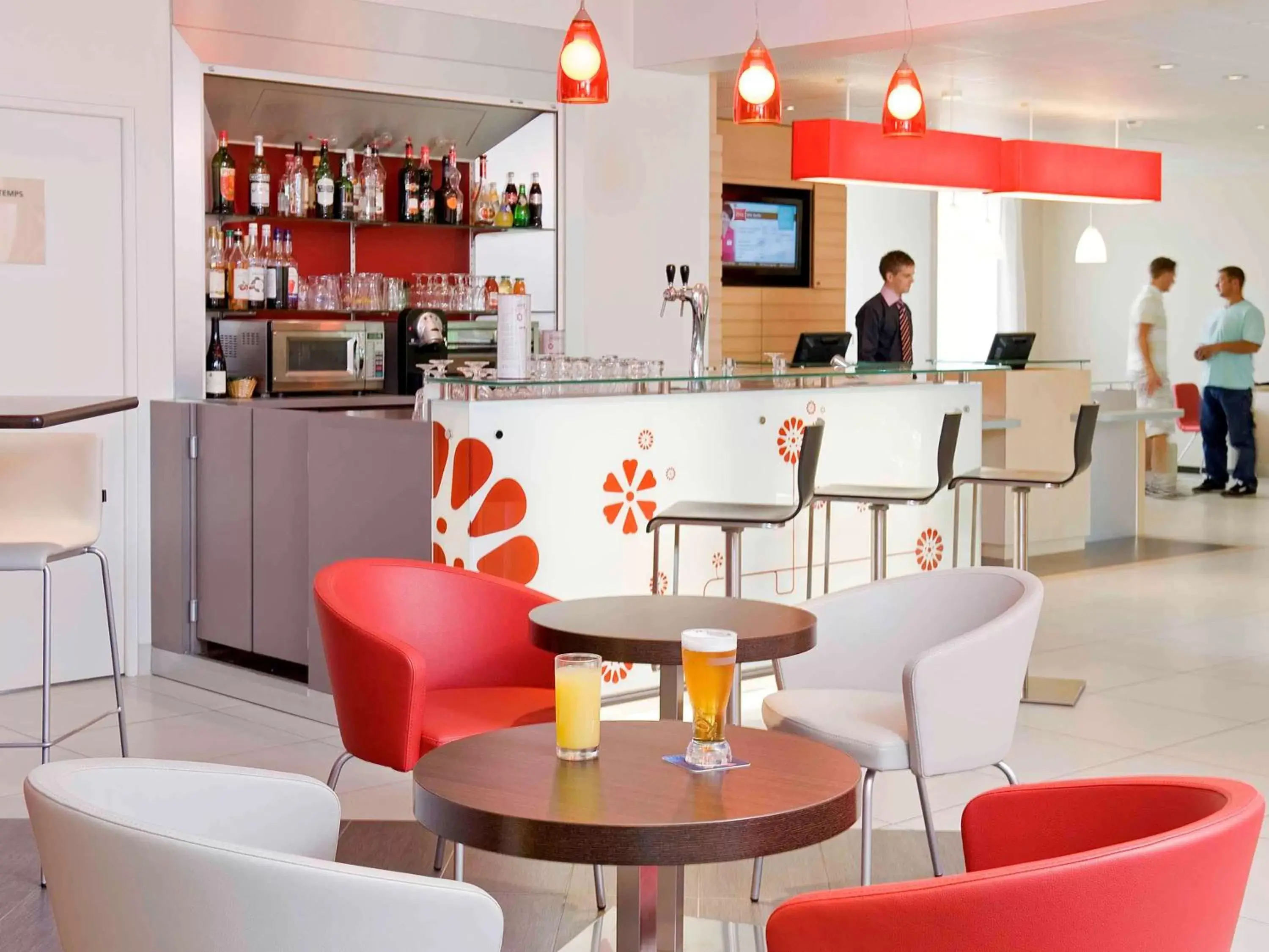 People, Lounge/Bar in ibis Senlis