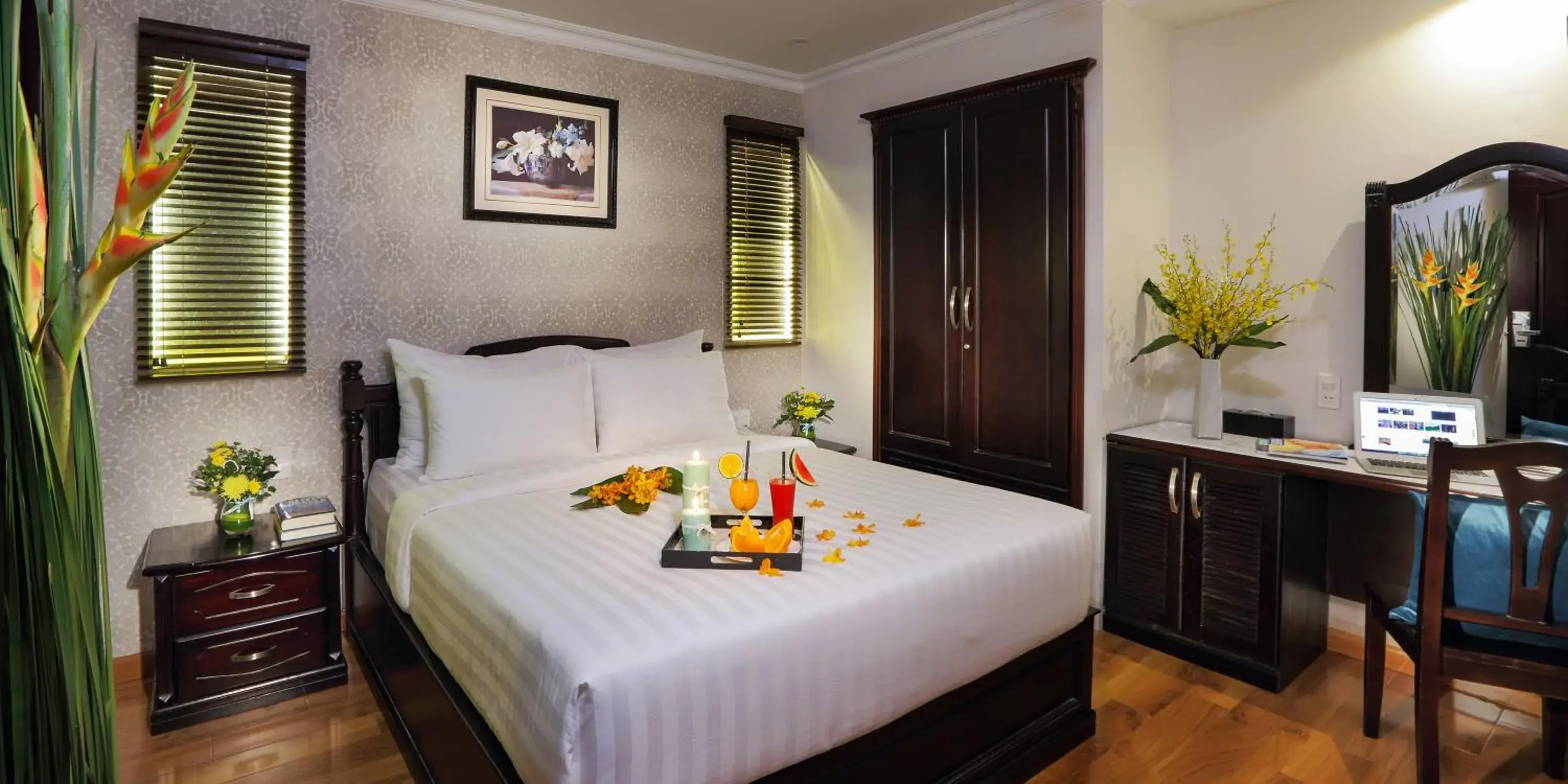 Bedroom, Bed in Sunrise Central Hotel