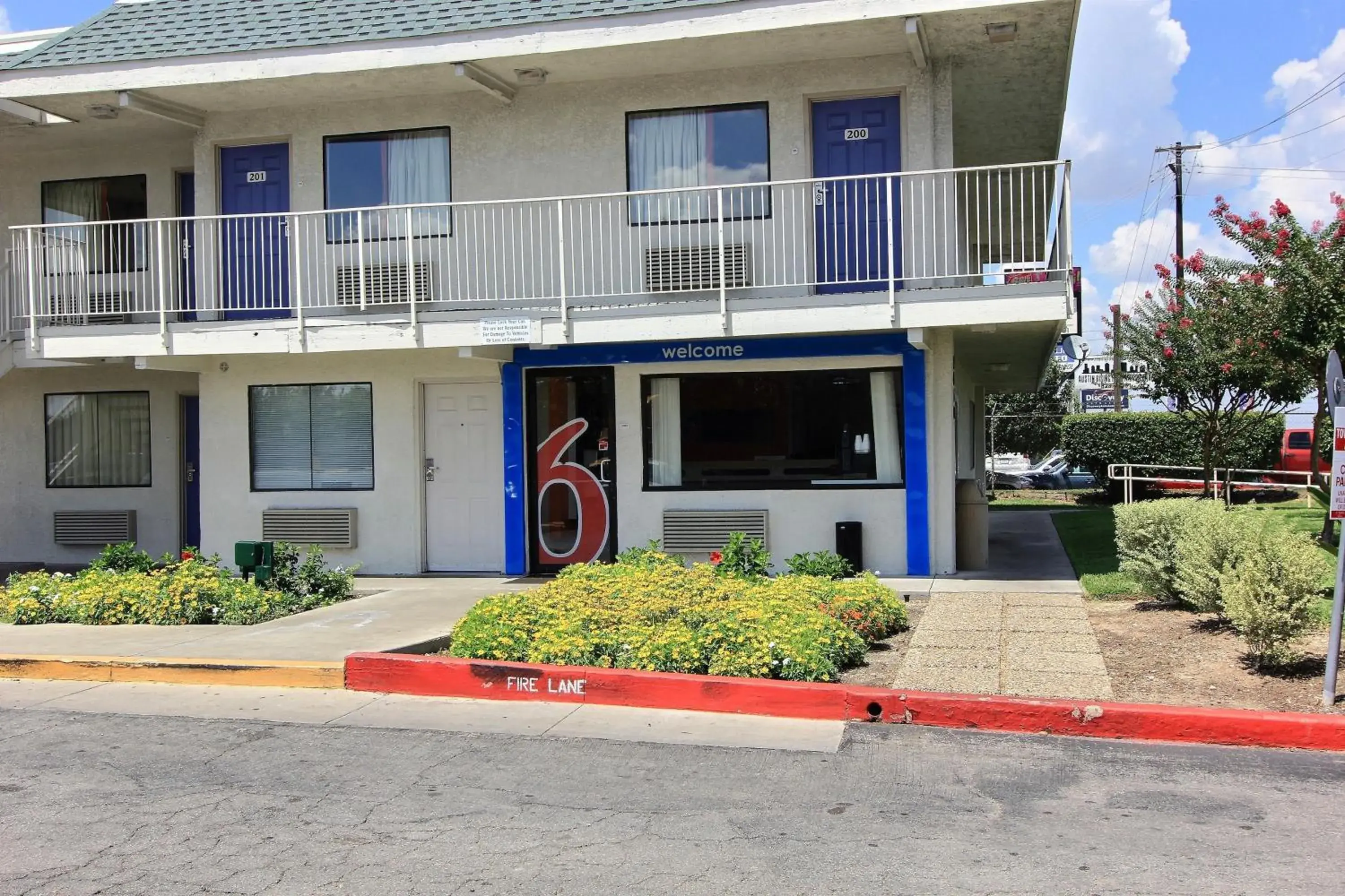 Facade/entrance, Property Building in Motel 6-Austin, TX