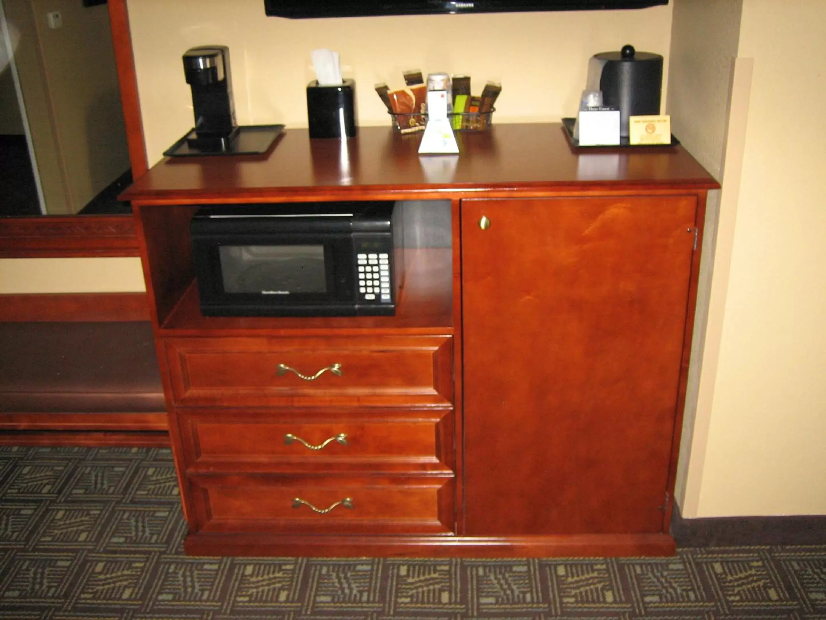 Coffee/tea facilities, Kitchen/Kitchenette in Best Western Plus Monahans Inn and Suites