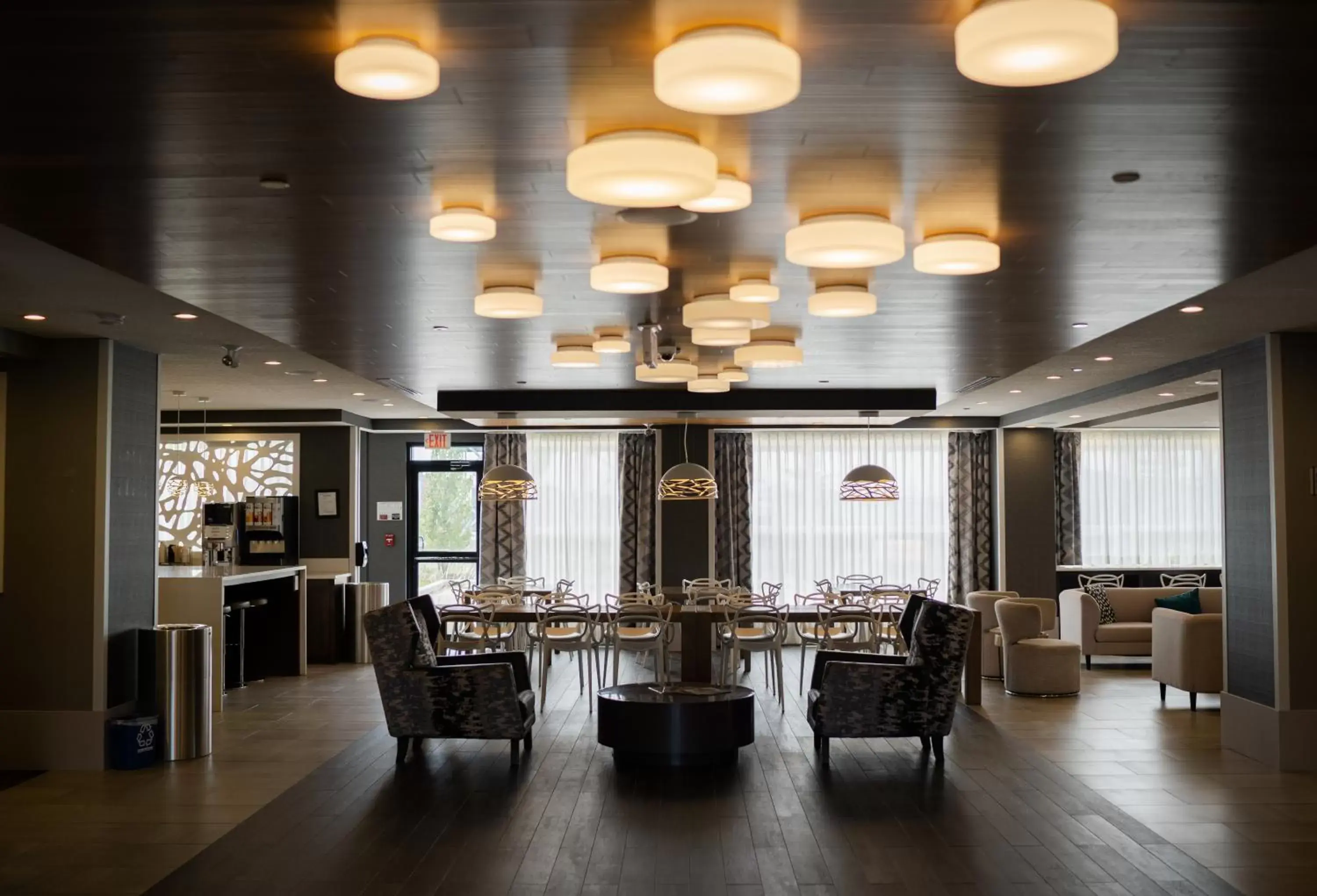 Seating area, Restaurant/Places to Eat in Best Western Plus Airdrie Gateway