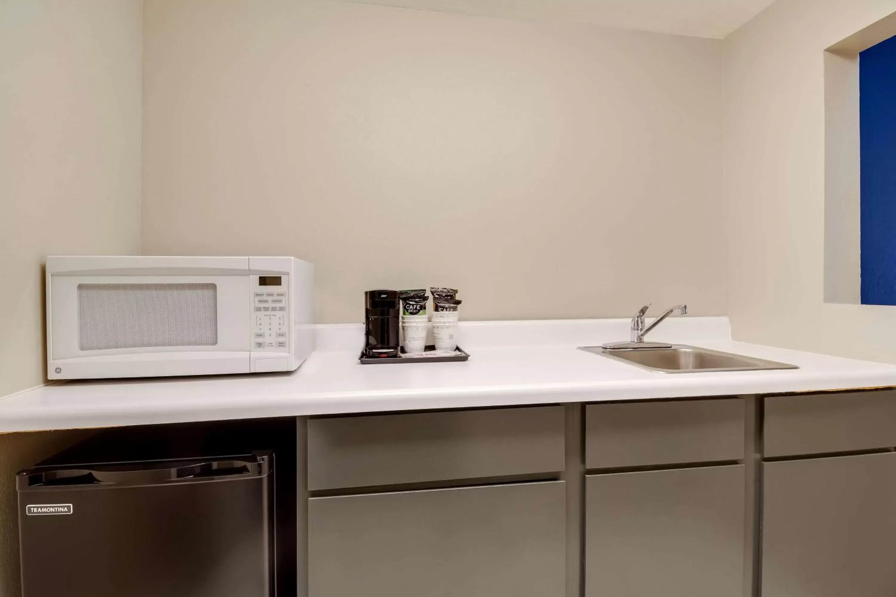 Photo of the whole room, Kitchen/Kitchenette in SureStay Plus Hotel by Best Western Houston Medical Center