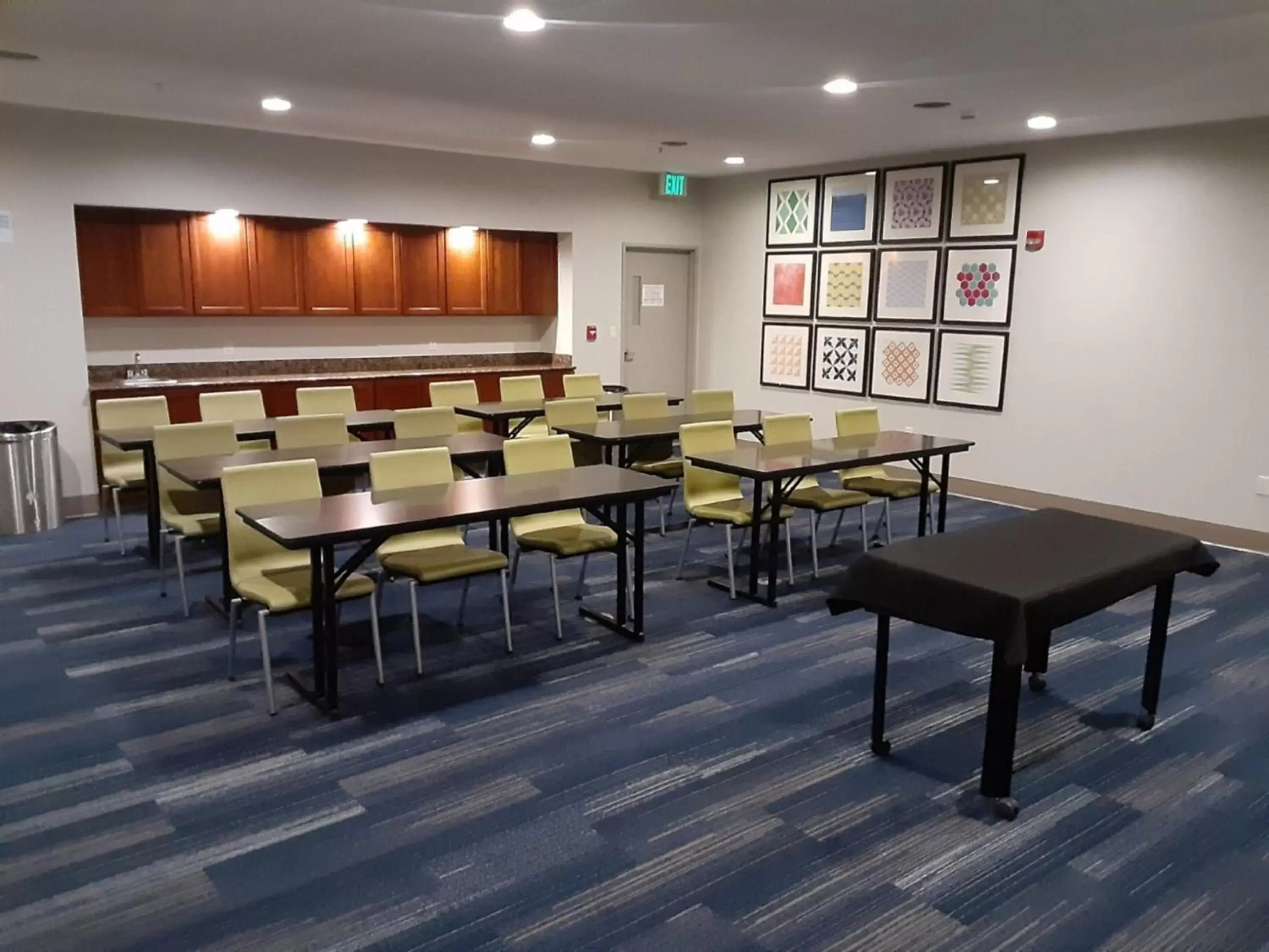 Meeting/conference room in Holiday Inn Express Hotel and Suites Lincoln Airport, an IHG Hotel