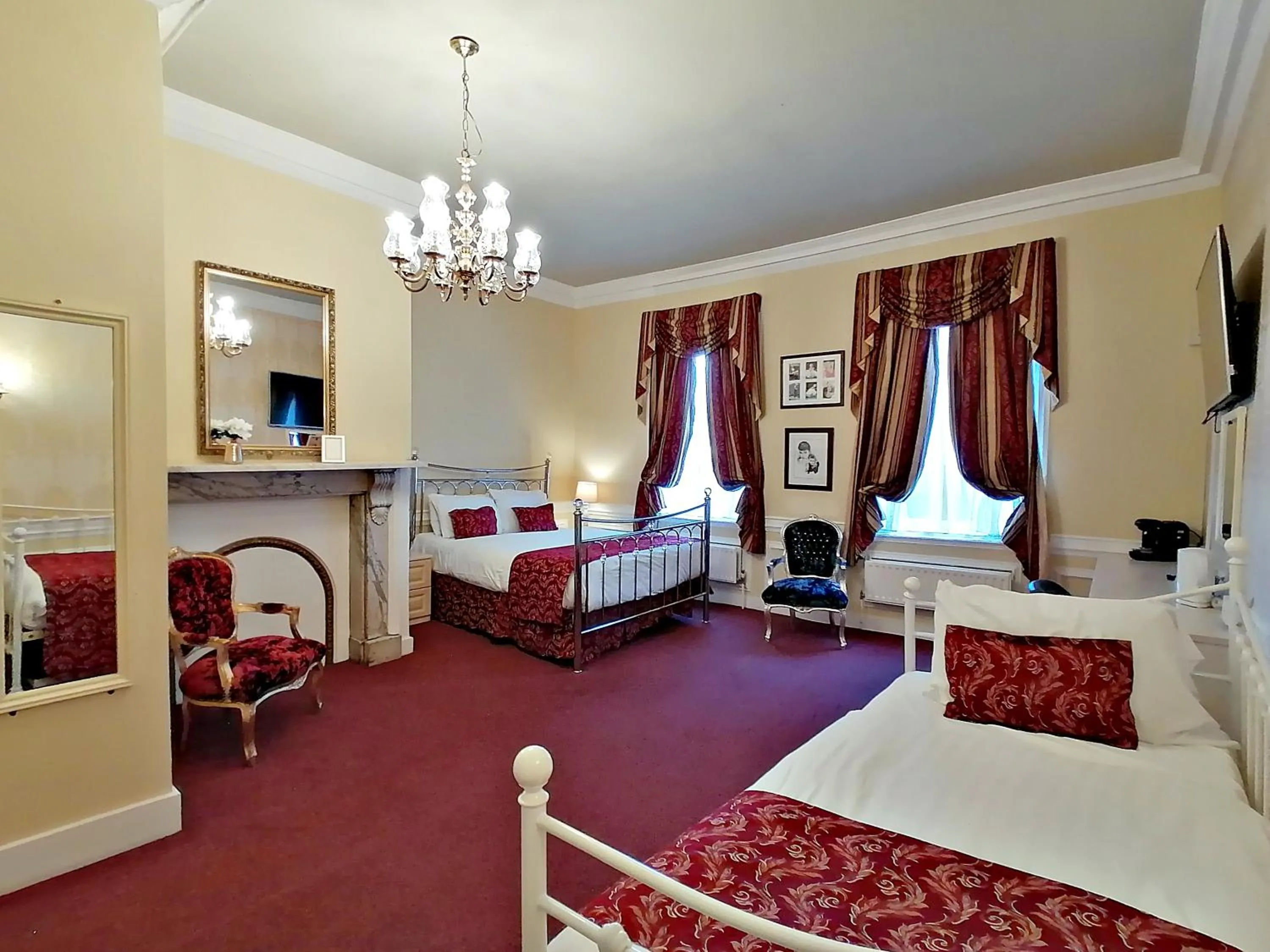 Photo of the whole room, Bed in The Gordon House Hotel