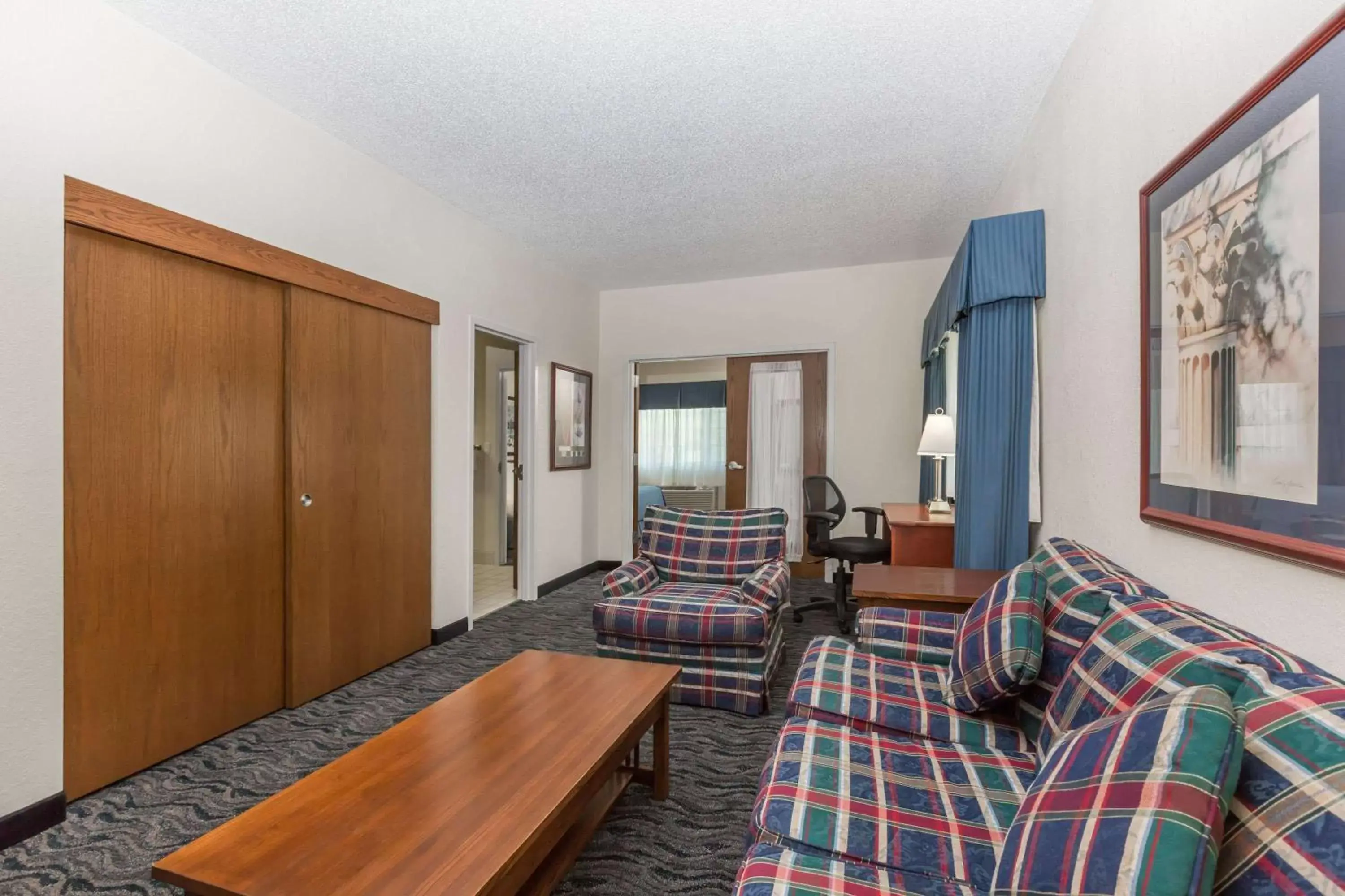 Photo of the whole room, Seating Area in Baymont by Wyndham Des Moines Airport