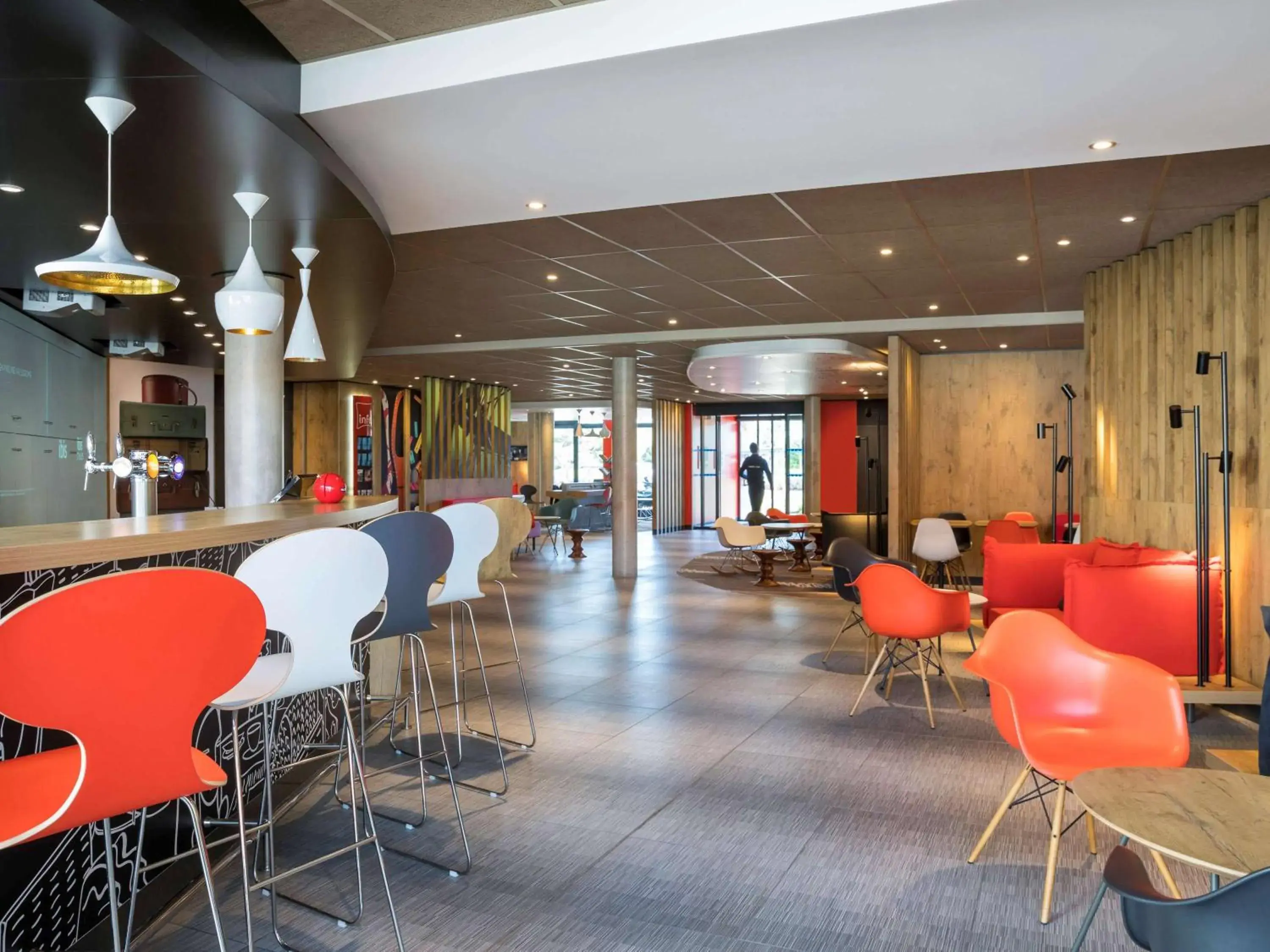 Lounge or bar, Lounge/Bar in ibis Saint Quentin en Yvelines - Velodrome