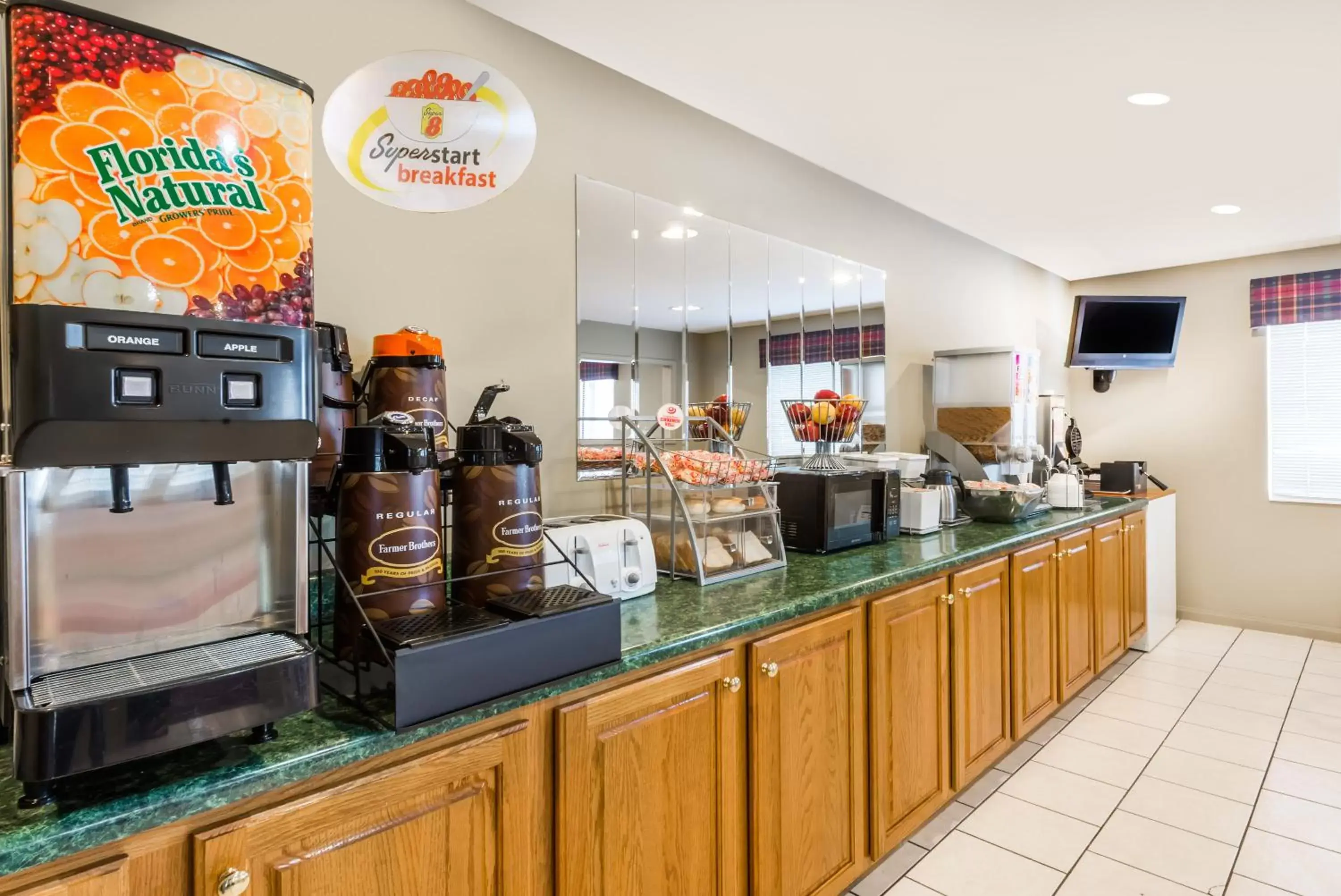 Continental breakfast, Restaurant/Places to Eat in Super 8 by Wyndham Chanute