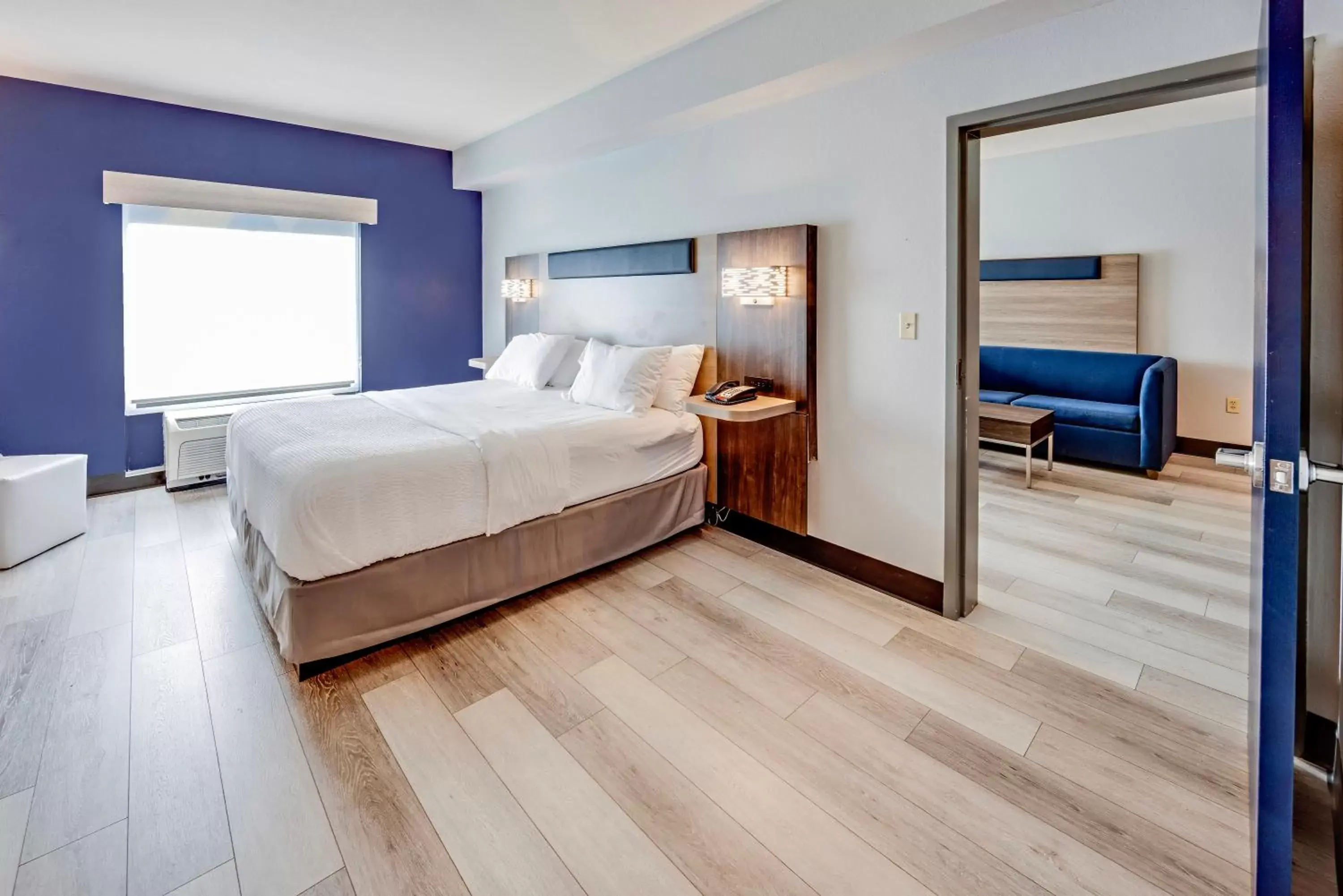 King Suite in Holiday Inn Express Hotel & Suites Ohio State University- OSU Medical Center by IHG King Suite in Holiday Inn Express Hotel & Suites Ohio State University- OSU Medical Center by IHG