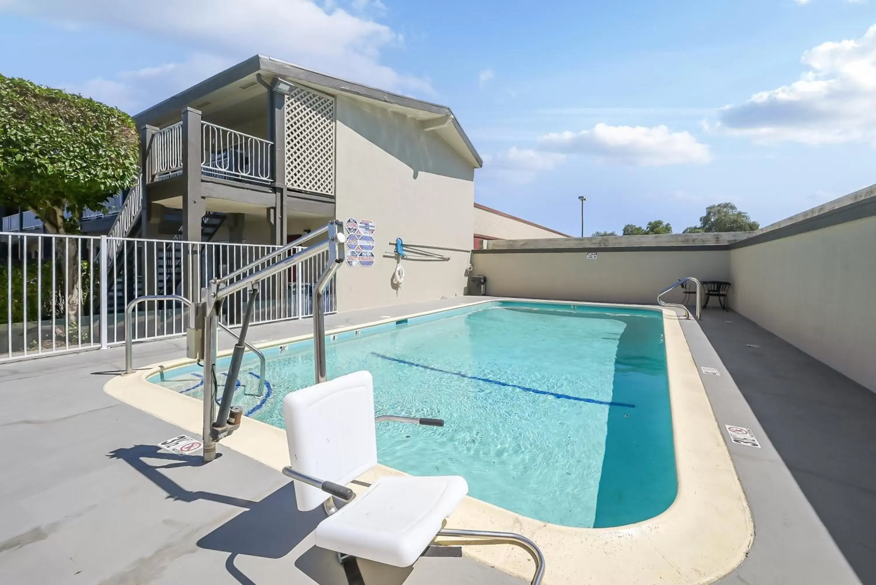 Swimming Pool in Econo Lodge Woodland near I-5