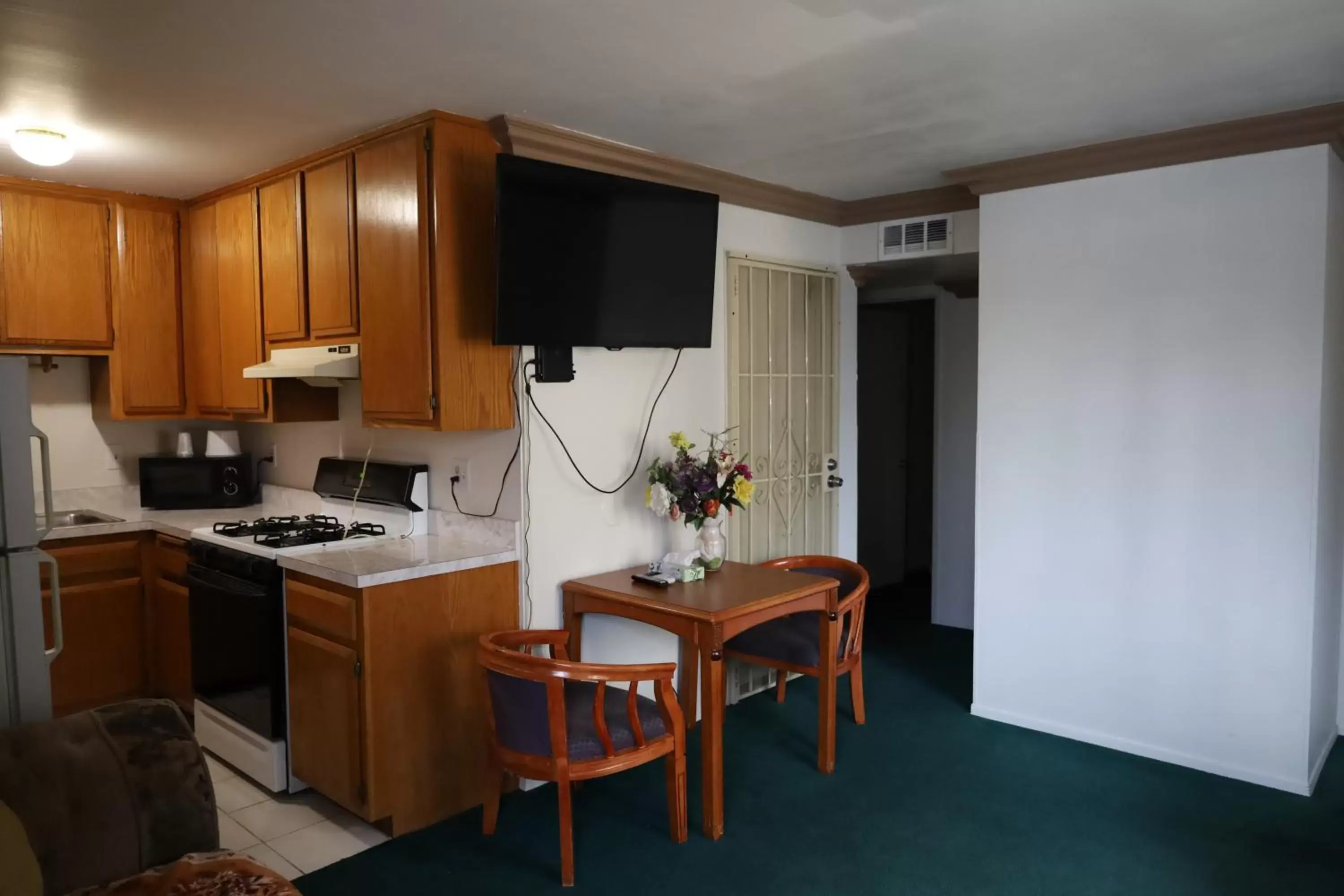 Dining area, TV/Entertainment Center in Lambert Inn