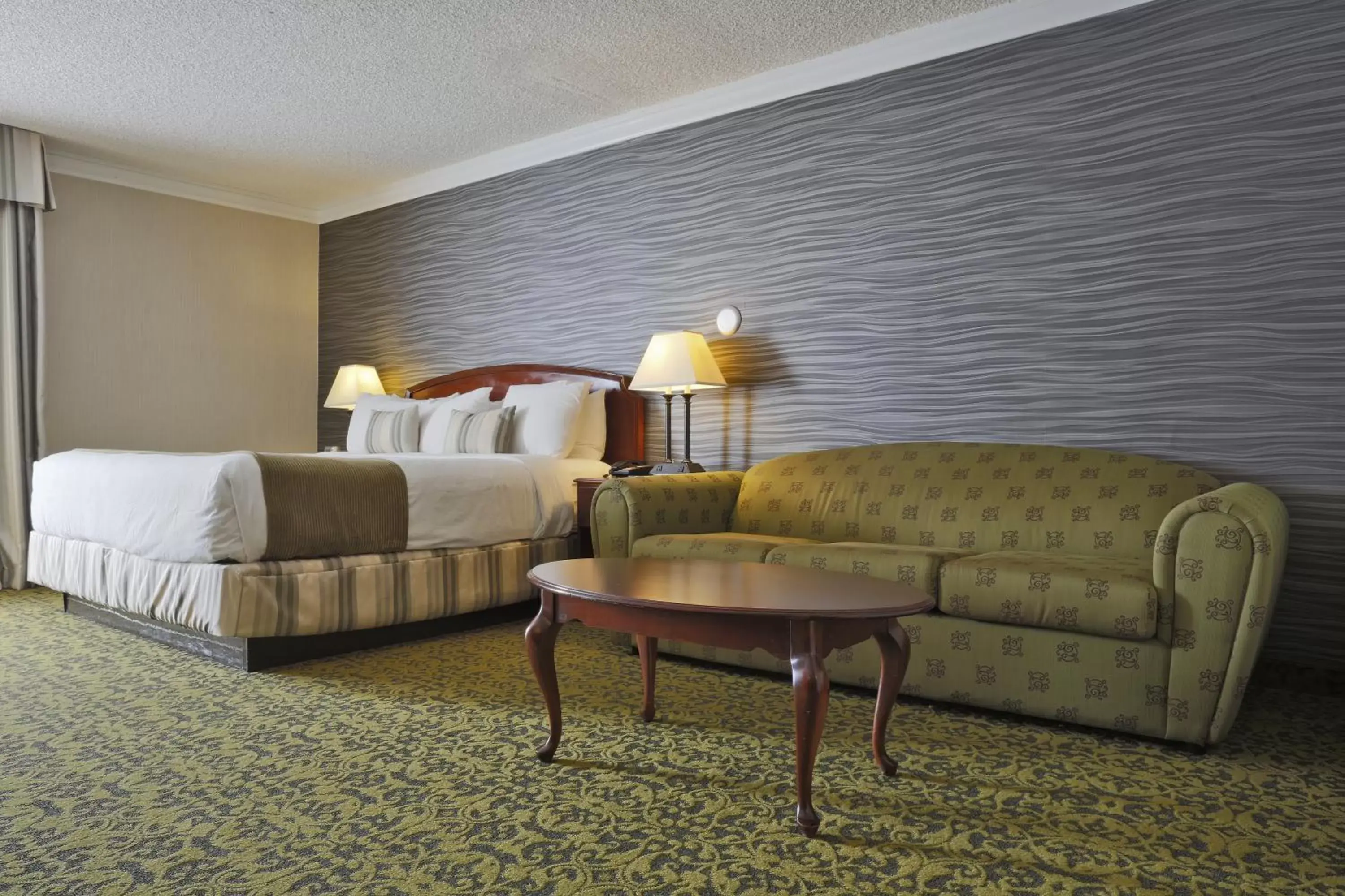 Bedroom in Salt Lake Plaza Hotel SureStay Collection by Best Western