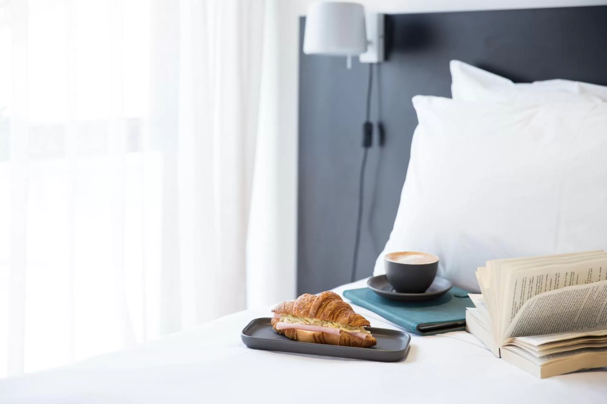 Bedroom, Bed in Veriu Broadway