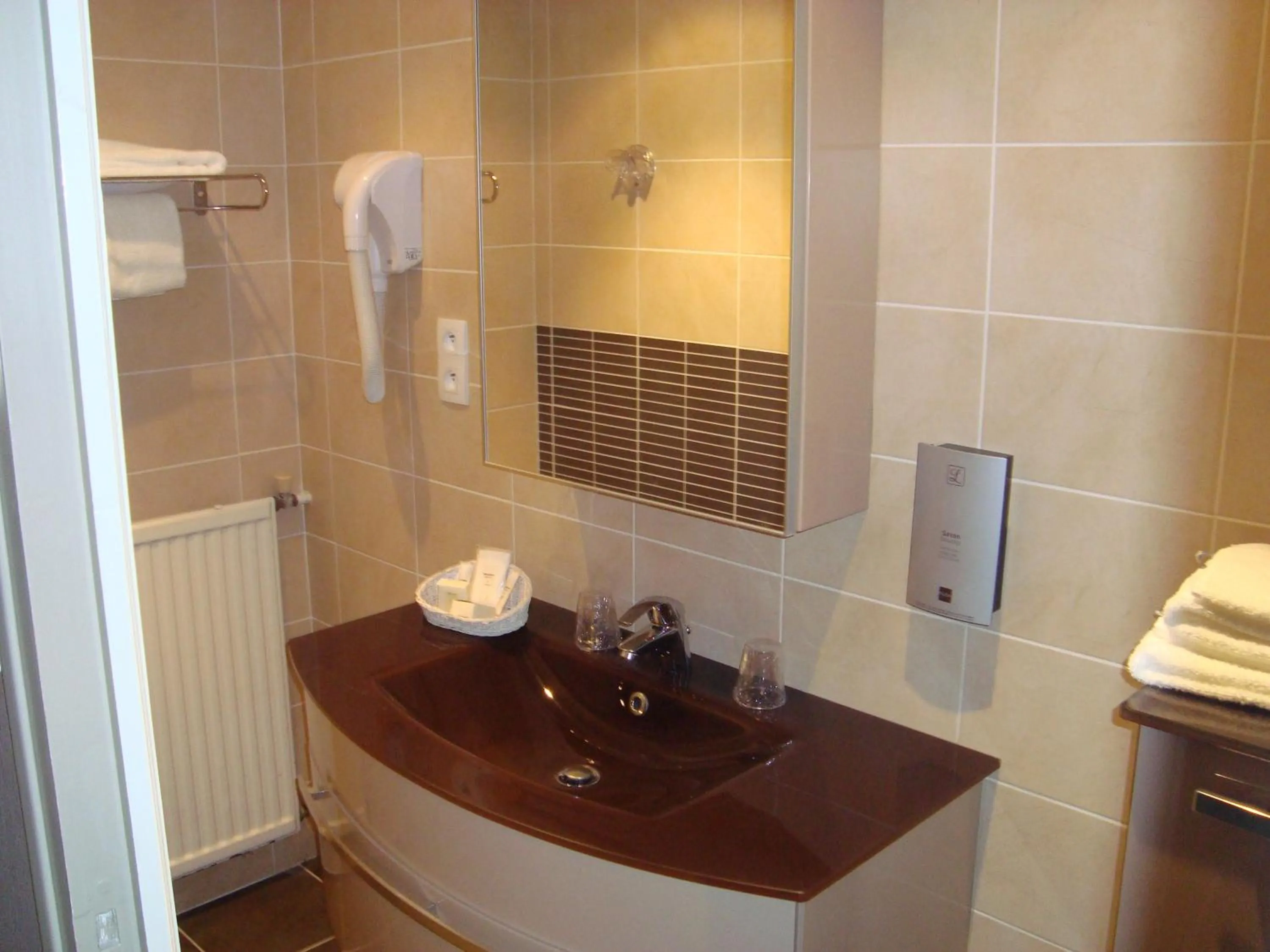 Bathroom in Hôtel de La Croix d'Or