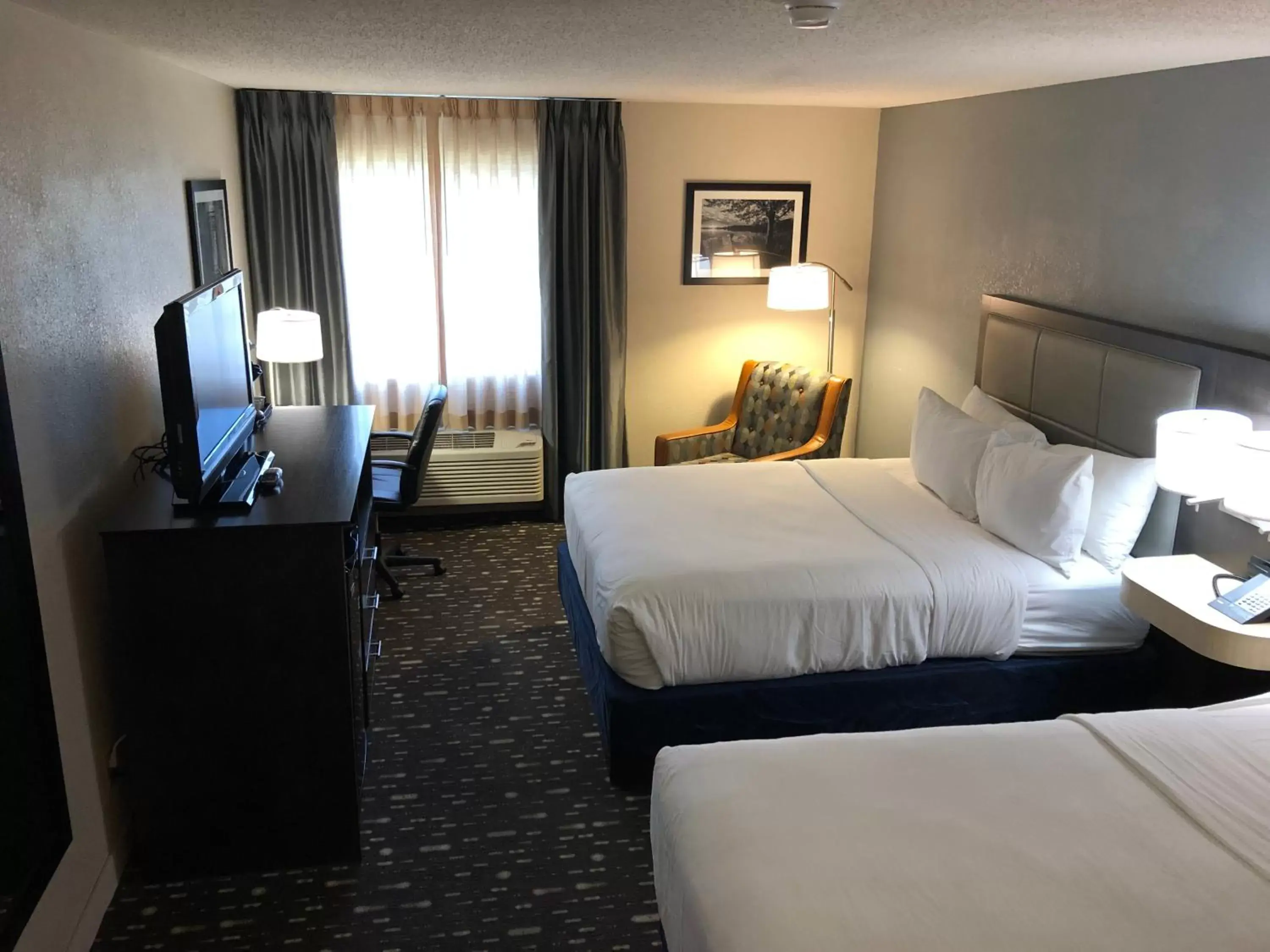 Bed in Country Inn & Suites by Radisson, Auburn, IN