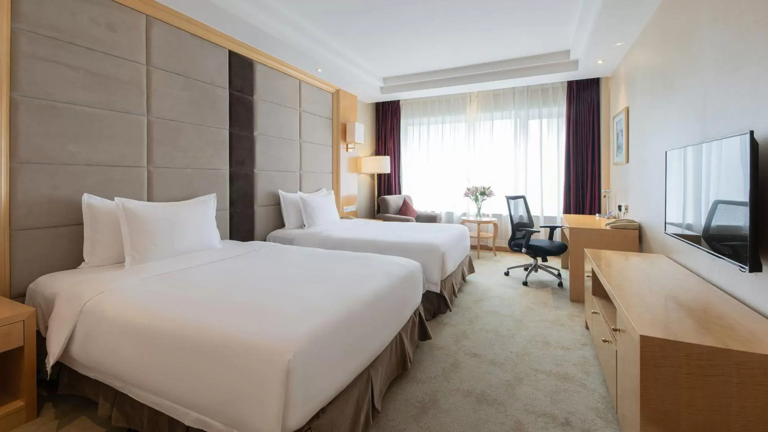Photo of the whole room, Bed in Crowne Plaza Shanghai, an IHG Hotel