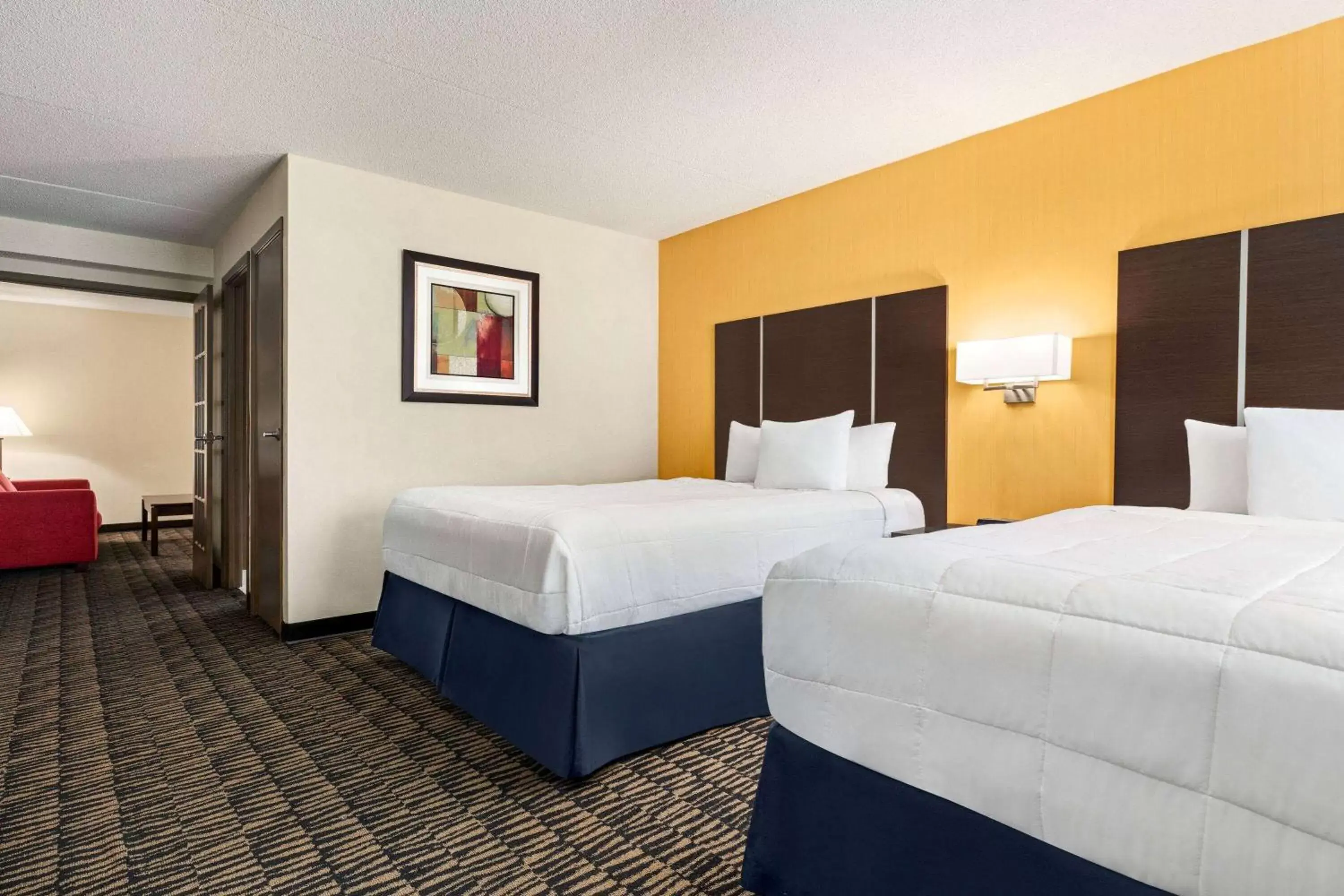 Photo of the whole room, Bed in Ramada Plaza by Wyndham Niagara Falls