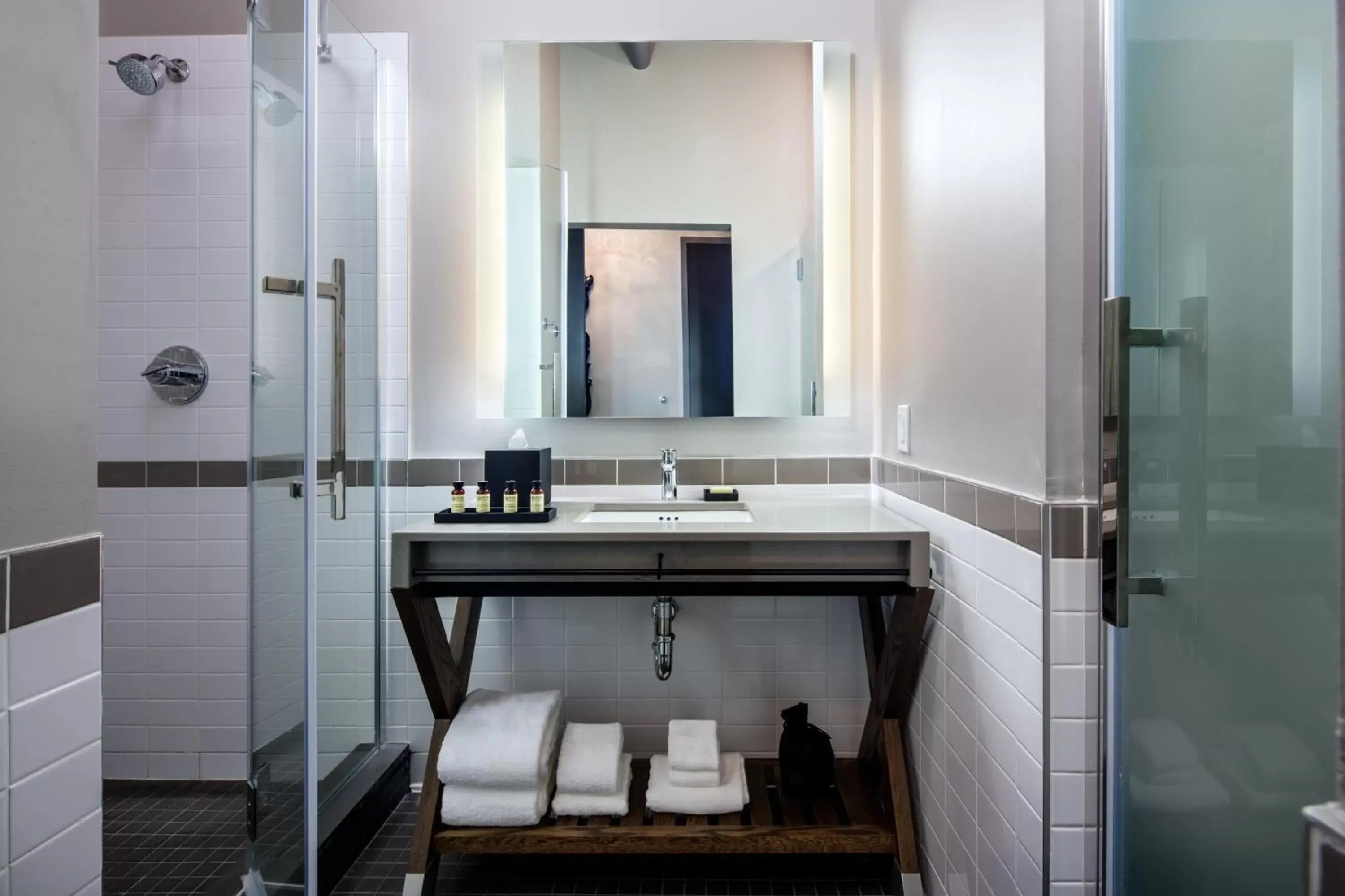Shower, Bathroom in Hotel Nyack, a JdV by Hyatt Hotel