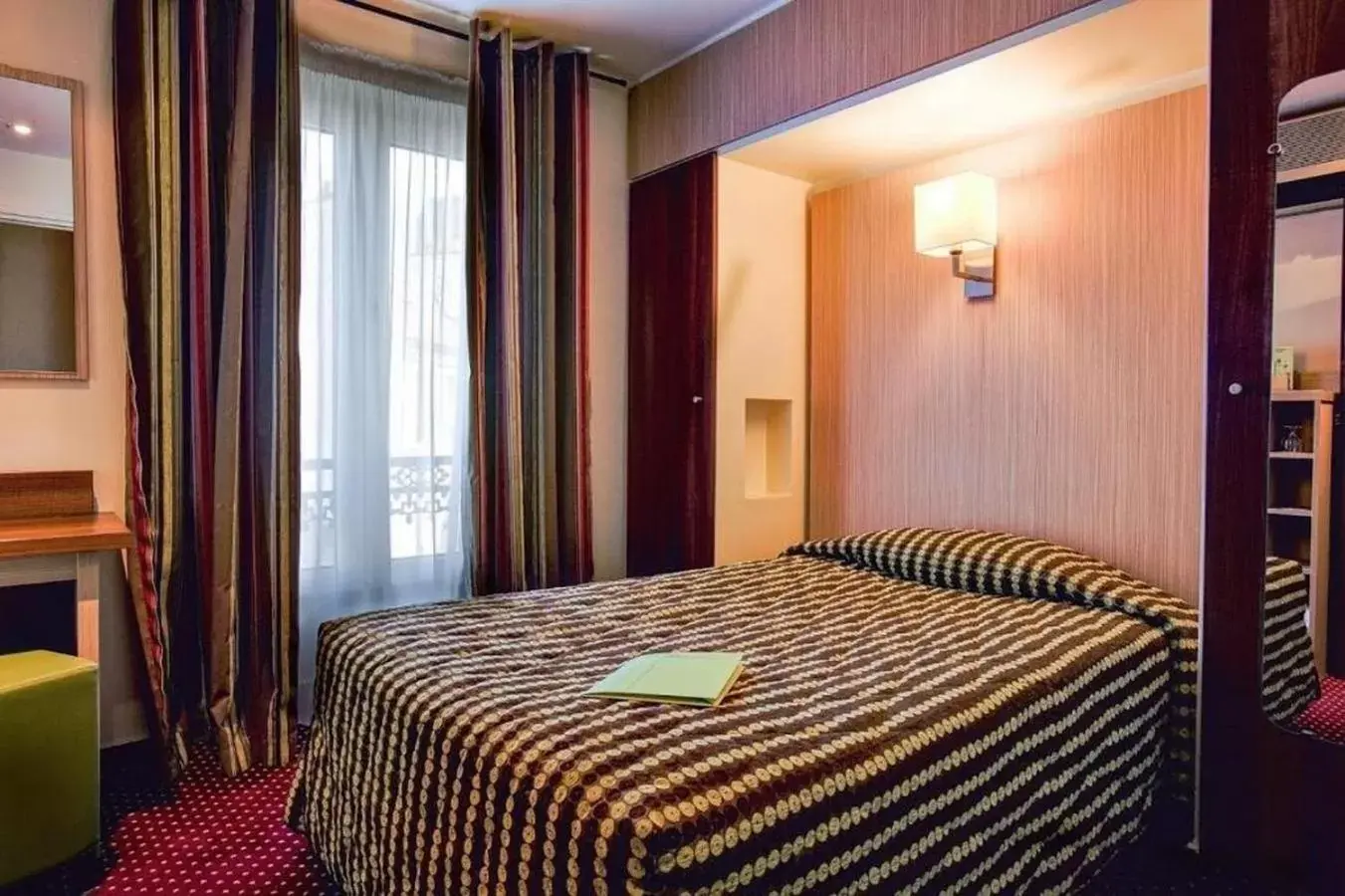 Photo of the whole room, Bed in Hotel Terminus Montparnasse