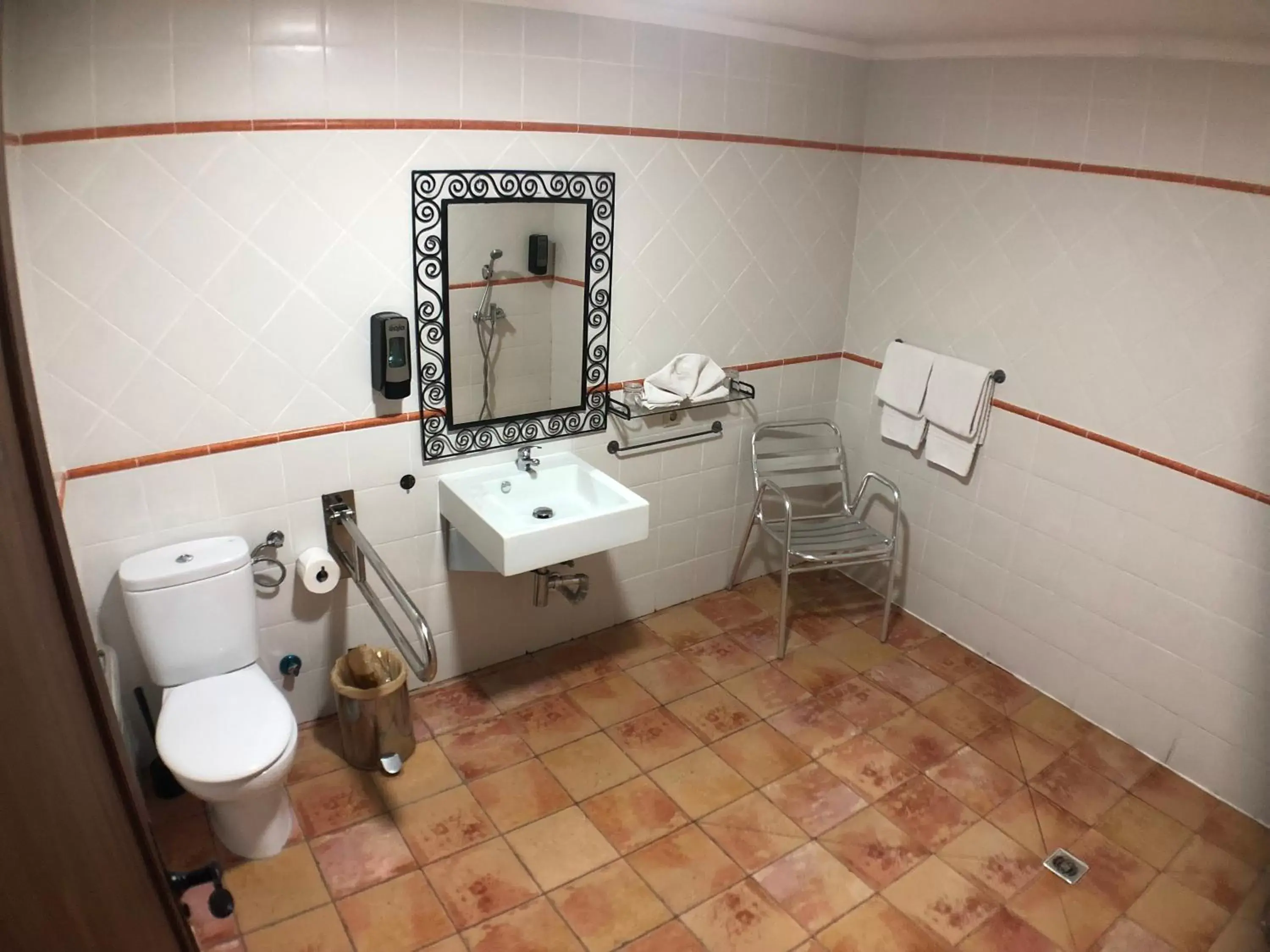 Shower, Bathroom in Hotel Plaza
