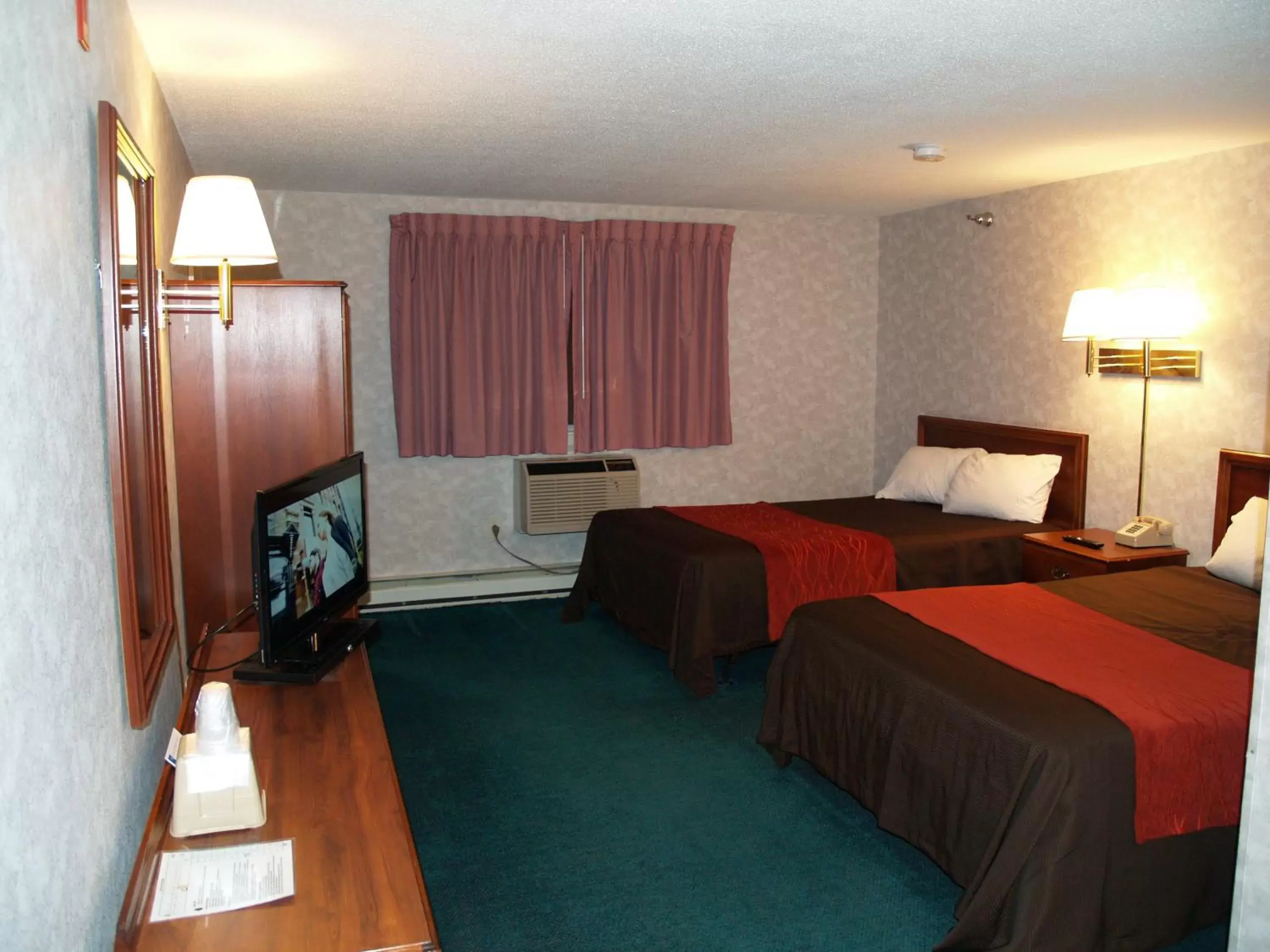Photo of the whole room, TV/Entertainment Center in Bangor Inn & Suites