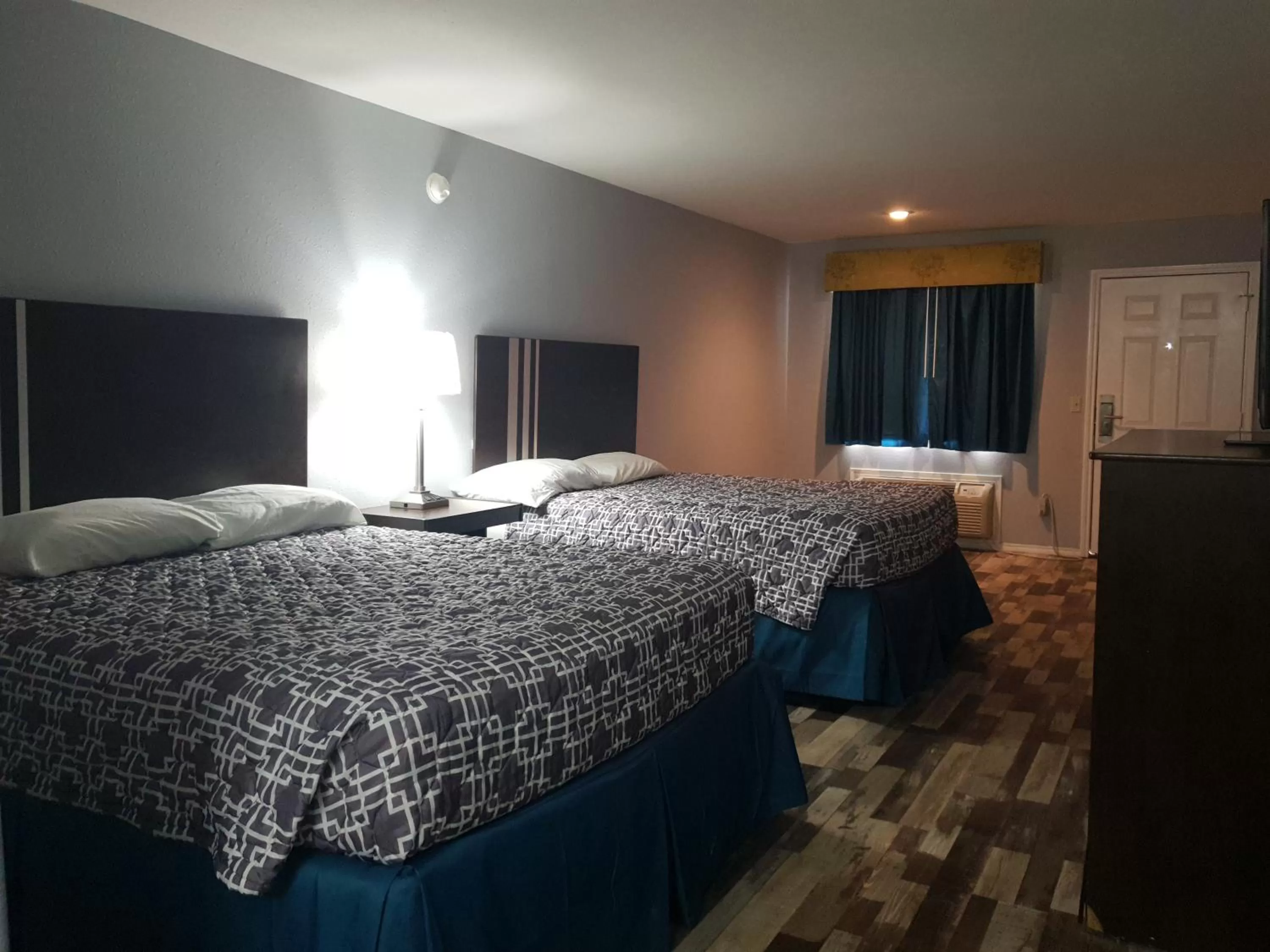 Bed in Riata Inn - Crystal City