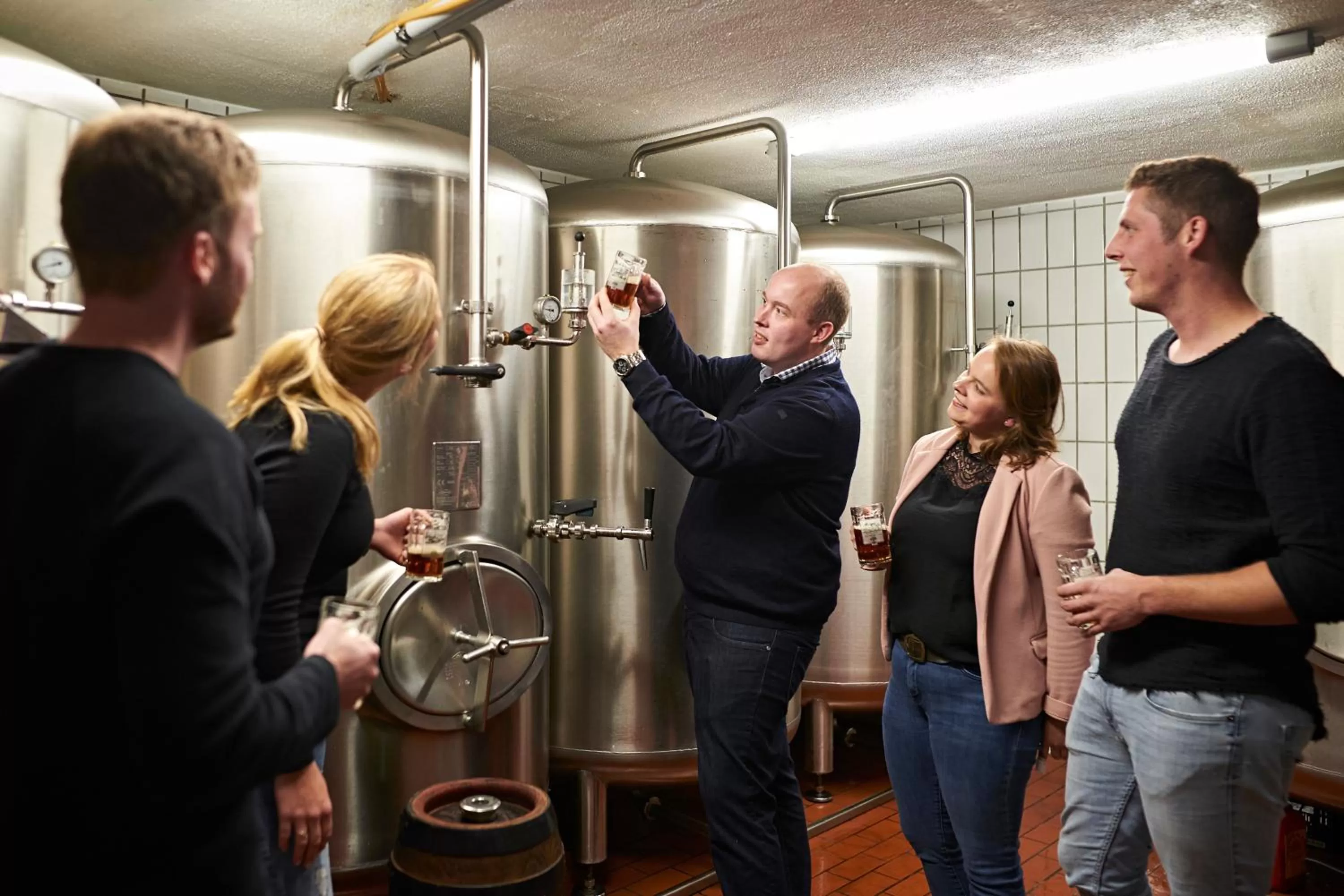 group of guests in Domschänke Eslohe Brauereigasthof