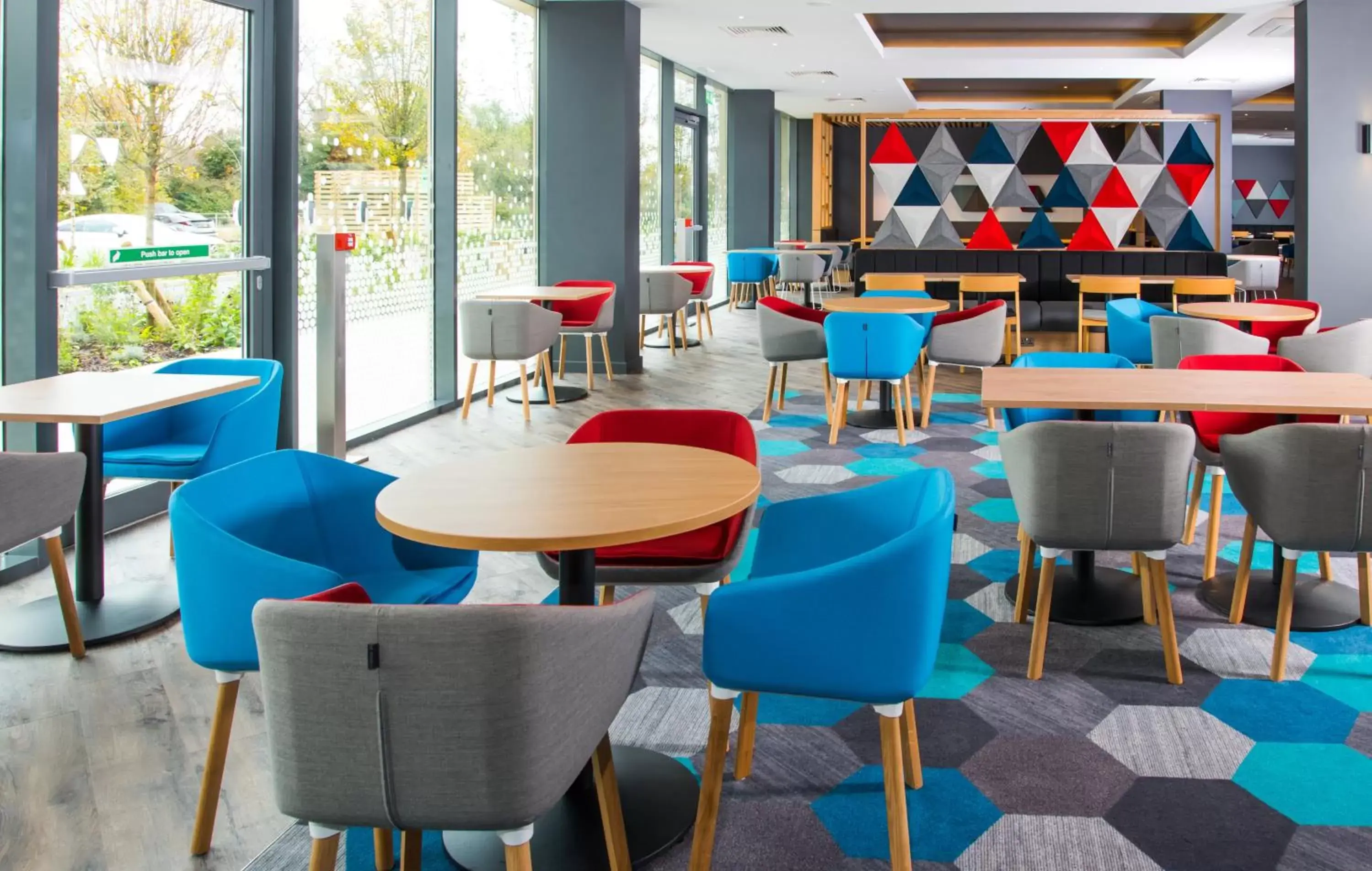 Restaurant/places to eat, Lounge/Bar in Holiday Inn Express - Bicester, an IHG Hotel