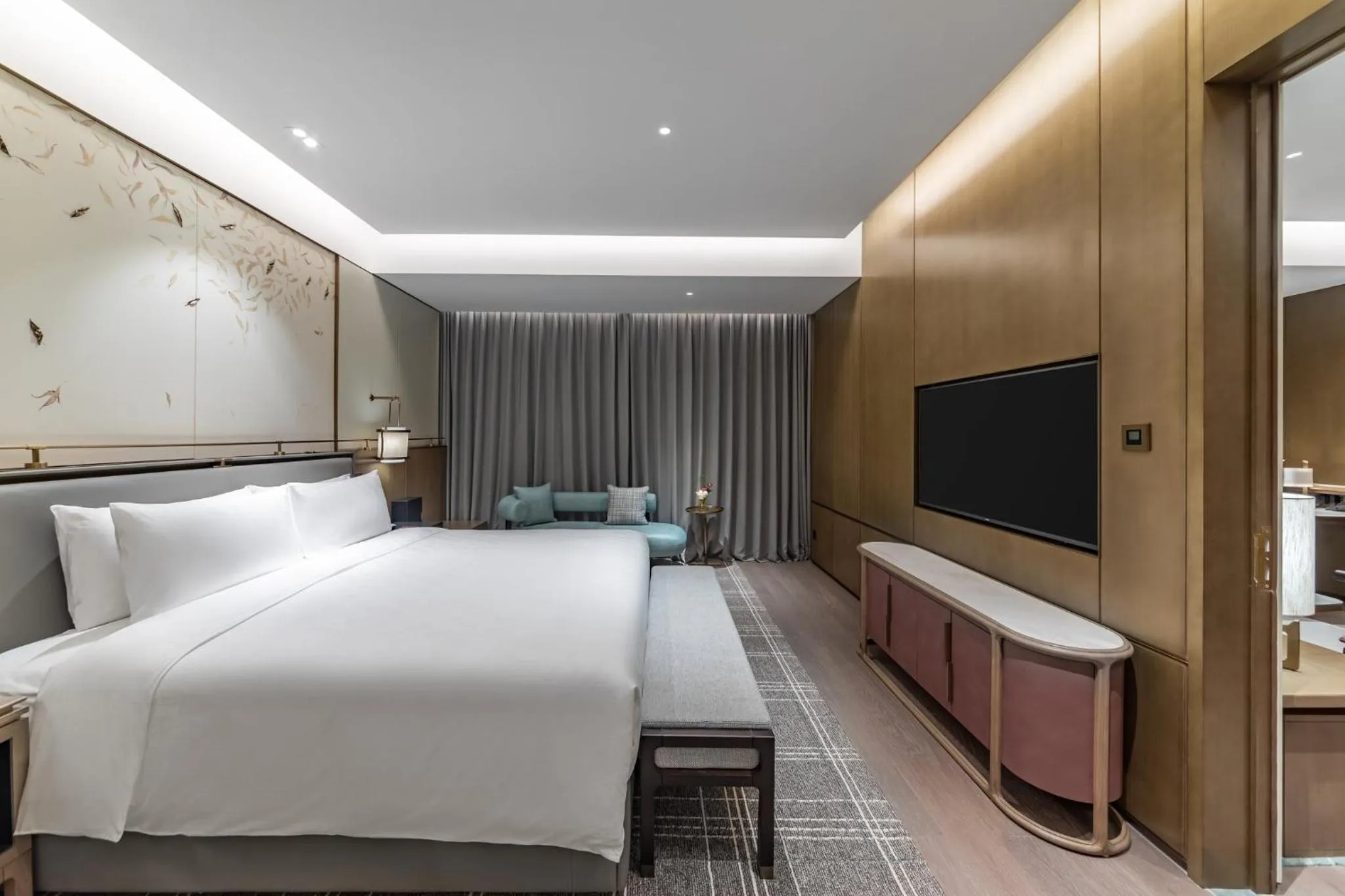 Photo of the whole room, Bed in HUALUXE Xi'an Chanba by IHG-西安浐灞华邑酒店-Near Xi'an International Convention Exhibition Center and Shopping mall and The Romantic show of Xi'an-Free Luggage Storage-English Service