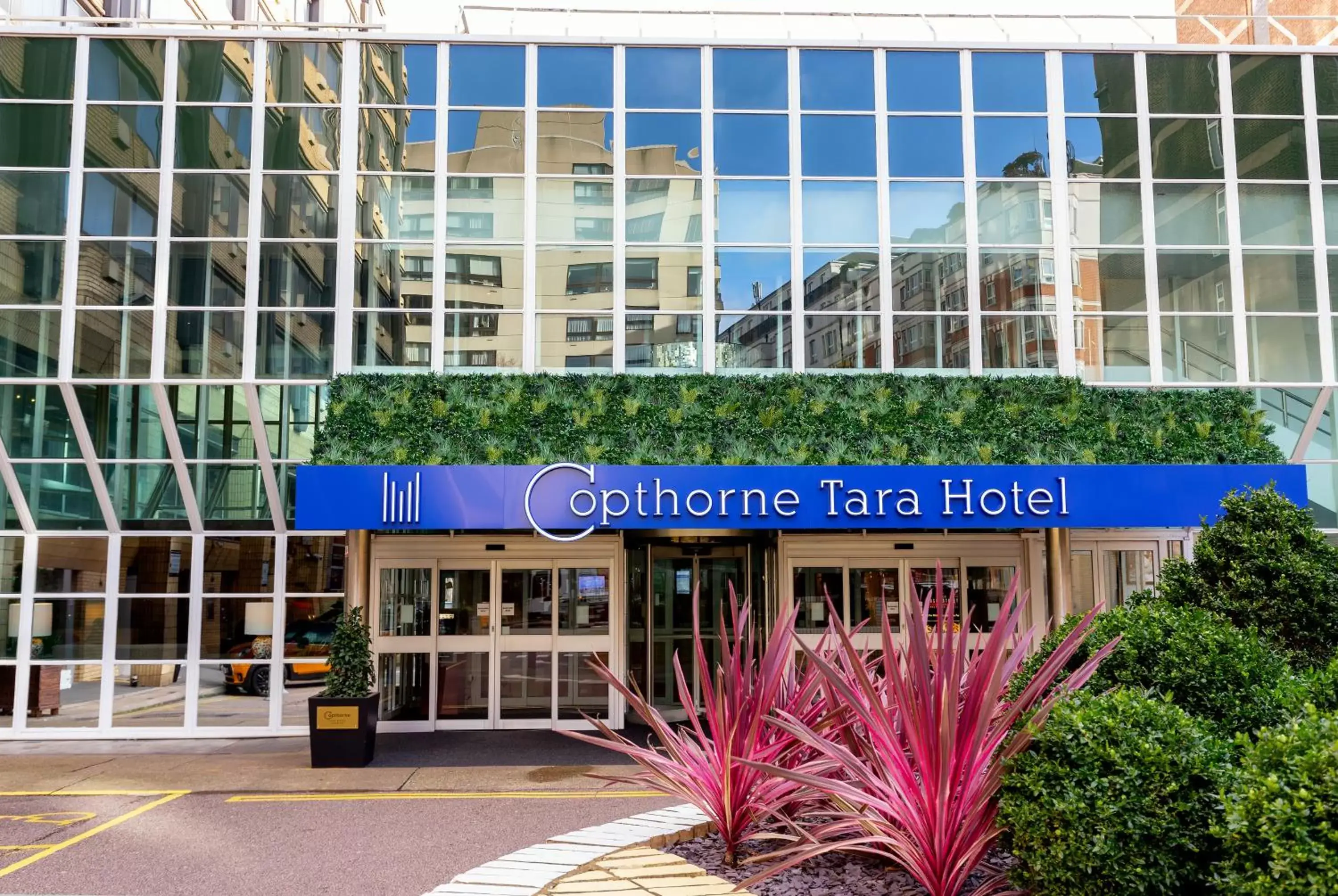 Facade/entrance in Copthorne Tara Hotel London Kensington