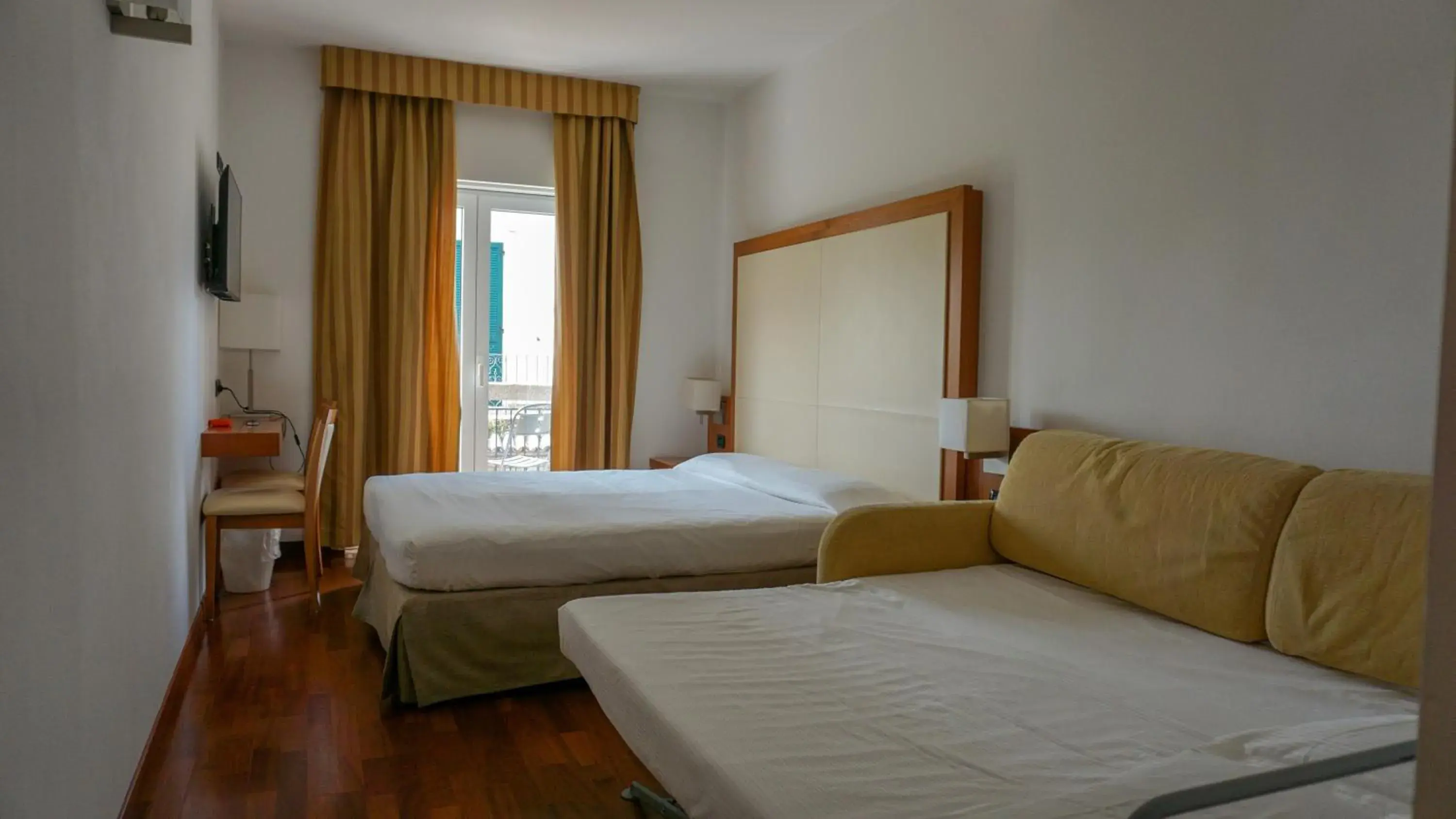 Bed in Hotel Mavino