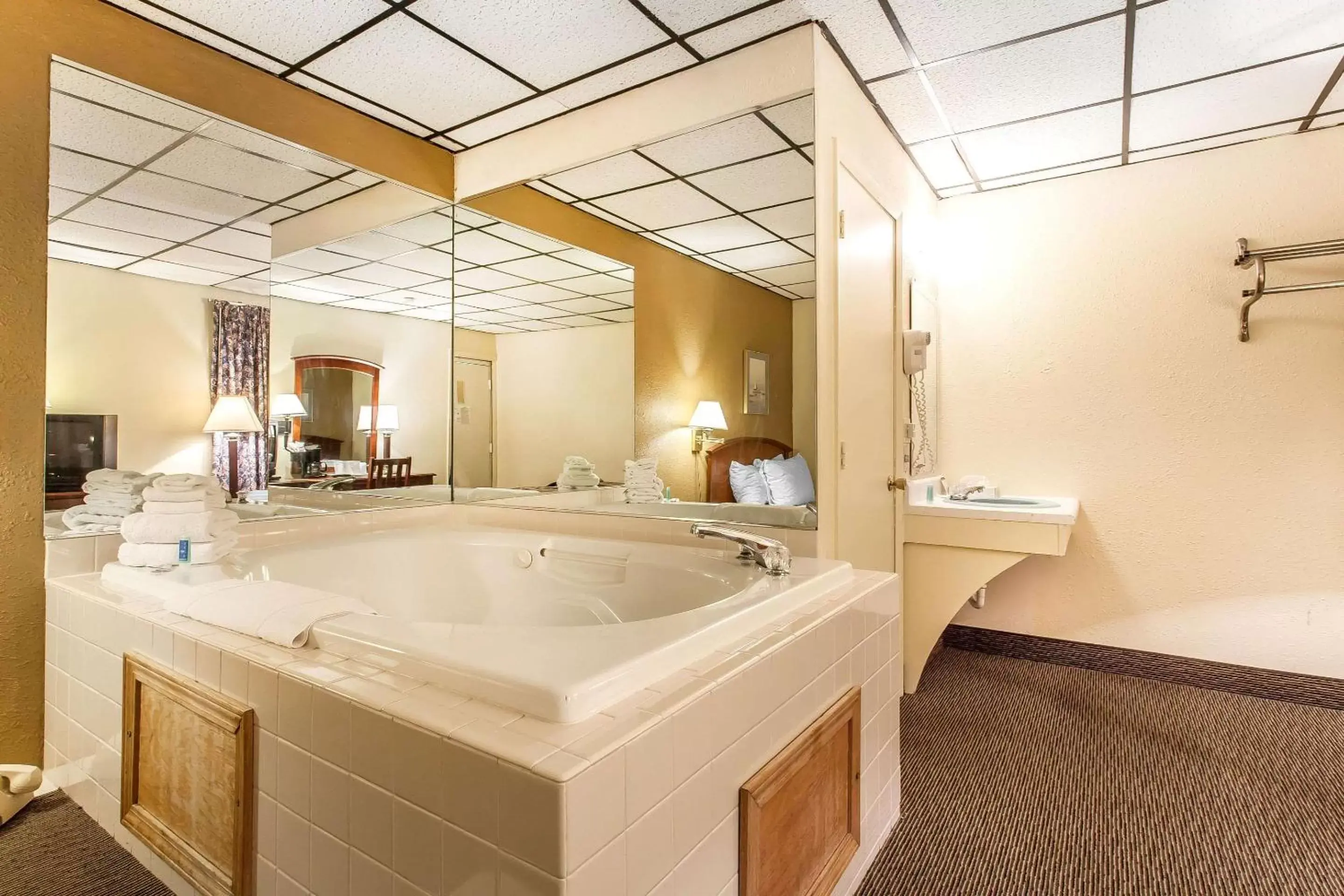 Photo of the whole room, Bathroom in Rodeway Inn North