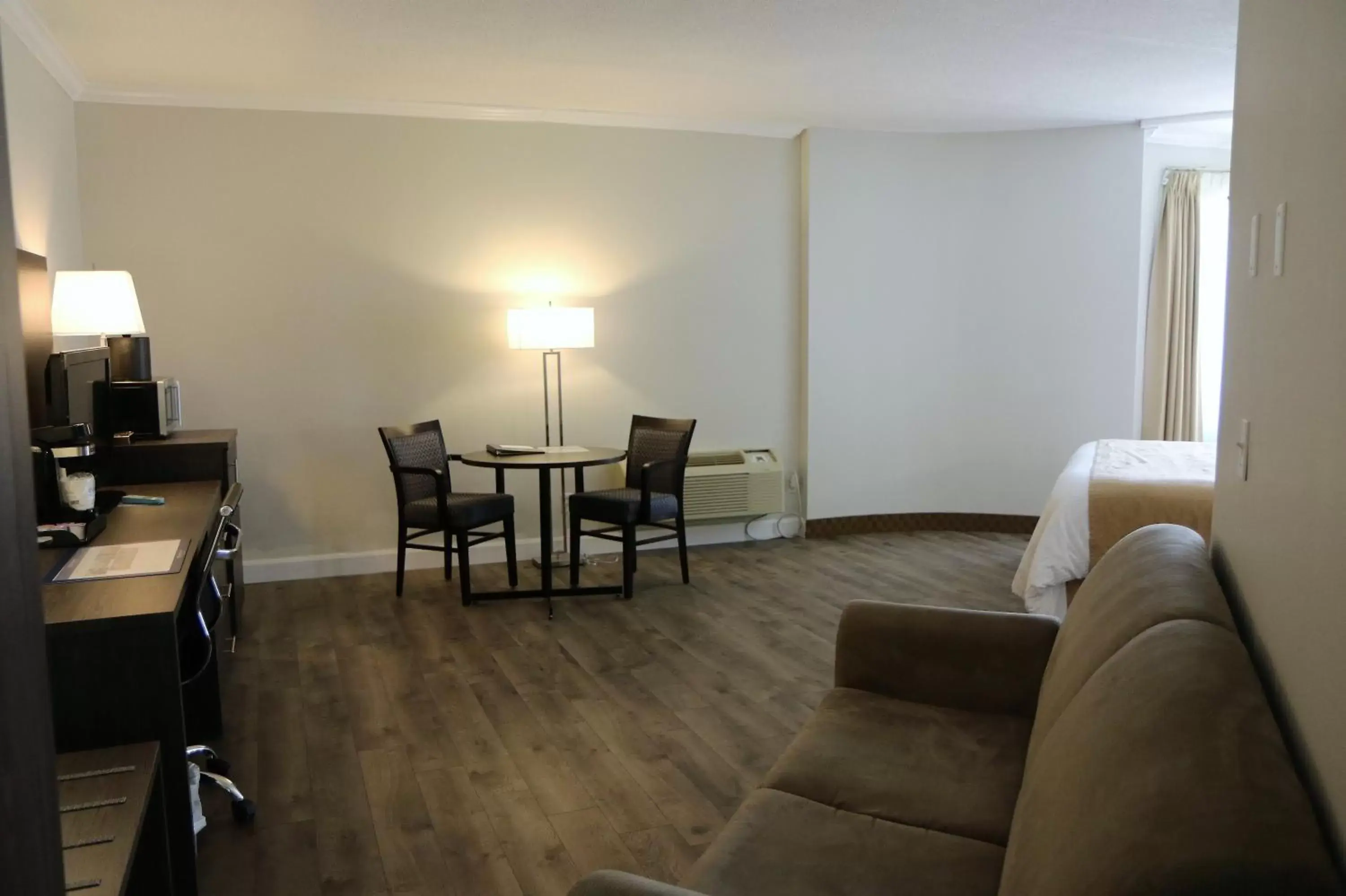 Photo of the whole room, Seating Area in Best Western Laval-Montreal & Conference Centre