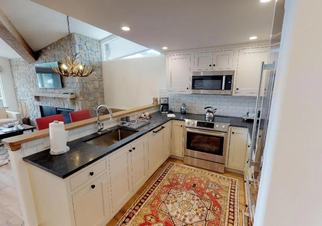 Kitchen or kitchenette in Manor Vail Lodge